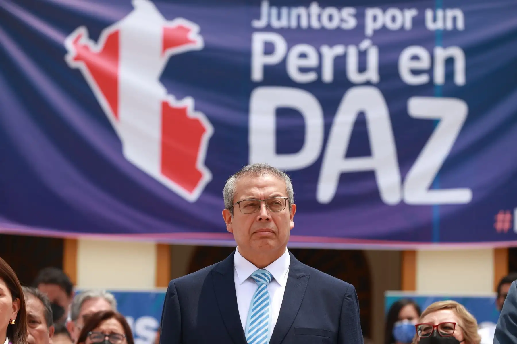 El presidente del Consejo de Ministros Pedro Angulo, participa en la ceremonia denominada “Llamado a la paz y compromiso de salud por todos los peruanos”, organizado por el Ministerio de Salud representada por su titular, Rosa Gutiérrez Palomino y que se lleva a cabo en la explanada del Hospital Nacional Sergio E. Bernales.
Foto:ANDINA/PCM