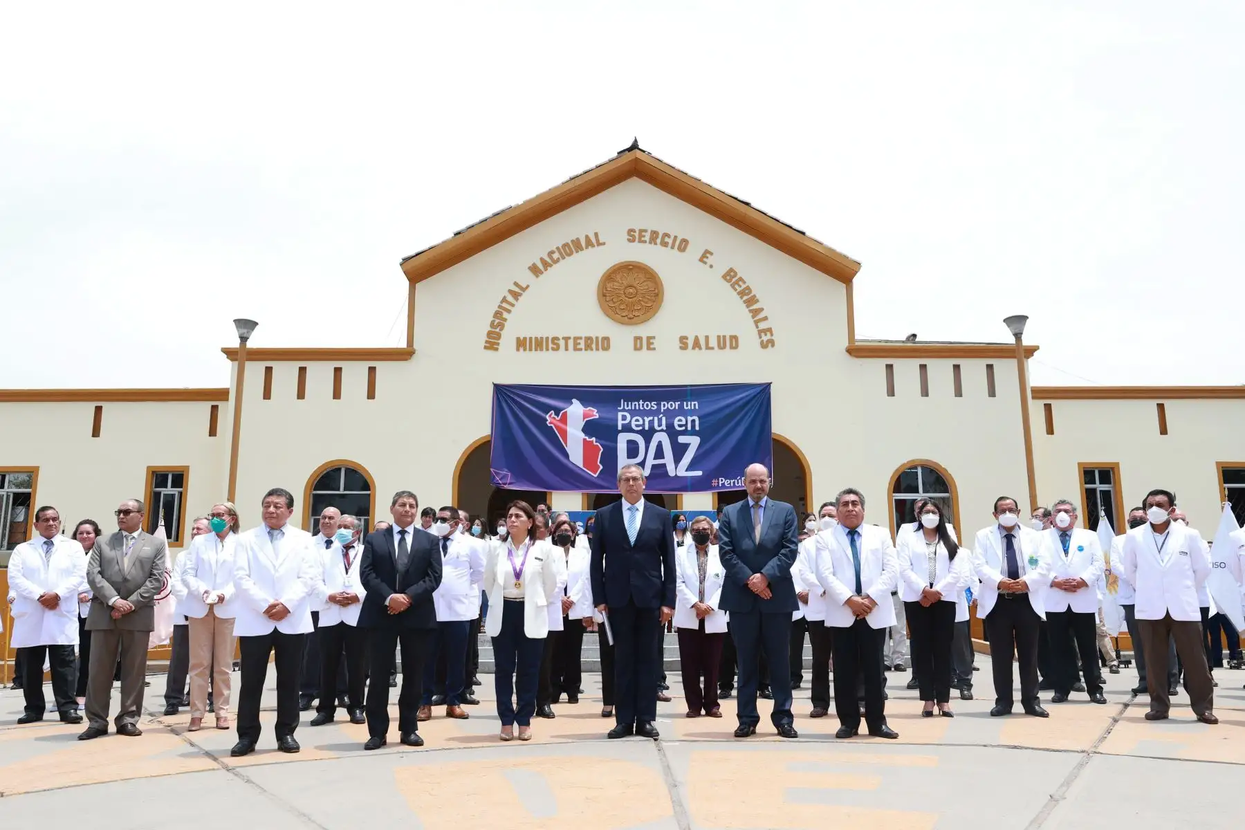 El presidente del Consejo de Ministros Pedro Angulo, participa en la ceremonia denominada “Llamado a la paz y compromiso de salud por todos los peruanos”, organizado por el Ministerio de Salud representada por su titular, Rosa Gutiérrez Palomino y que se lleva a cabo en la explanada del Hospital Nacional Sergio E. Bernales.
Foto:ANDINA/PCM