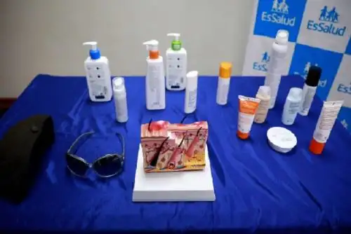Hay que utilizar sombreros de ala ancha, gorras y sombrillas para contrarrestar la afectación de los rayos solares.