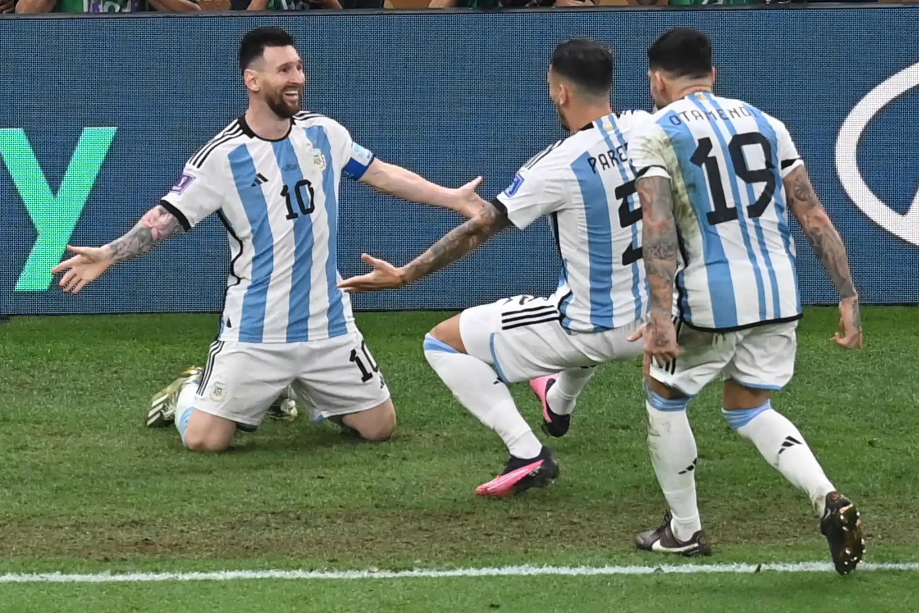 Lionel Messi de Argentina celebra tras marcar un gol durante la final de la Copa Mundial de la FIFA 2022 entre Argentina y Francia en el estadio de Lusail, Lusail, Qatar, el 18 de diciembre de 2022. 
Foto: EFE