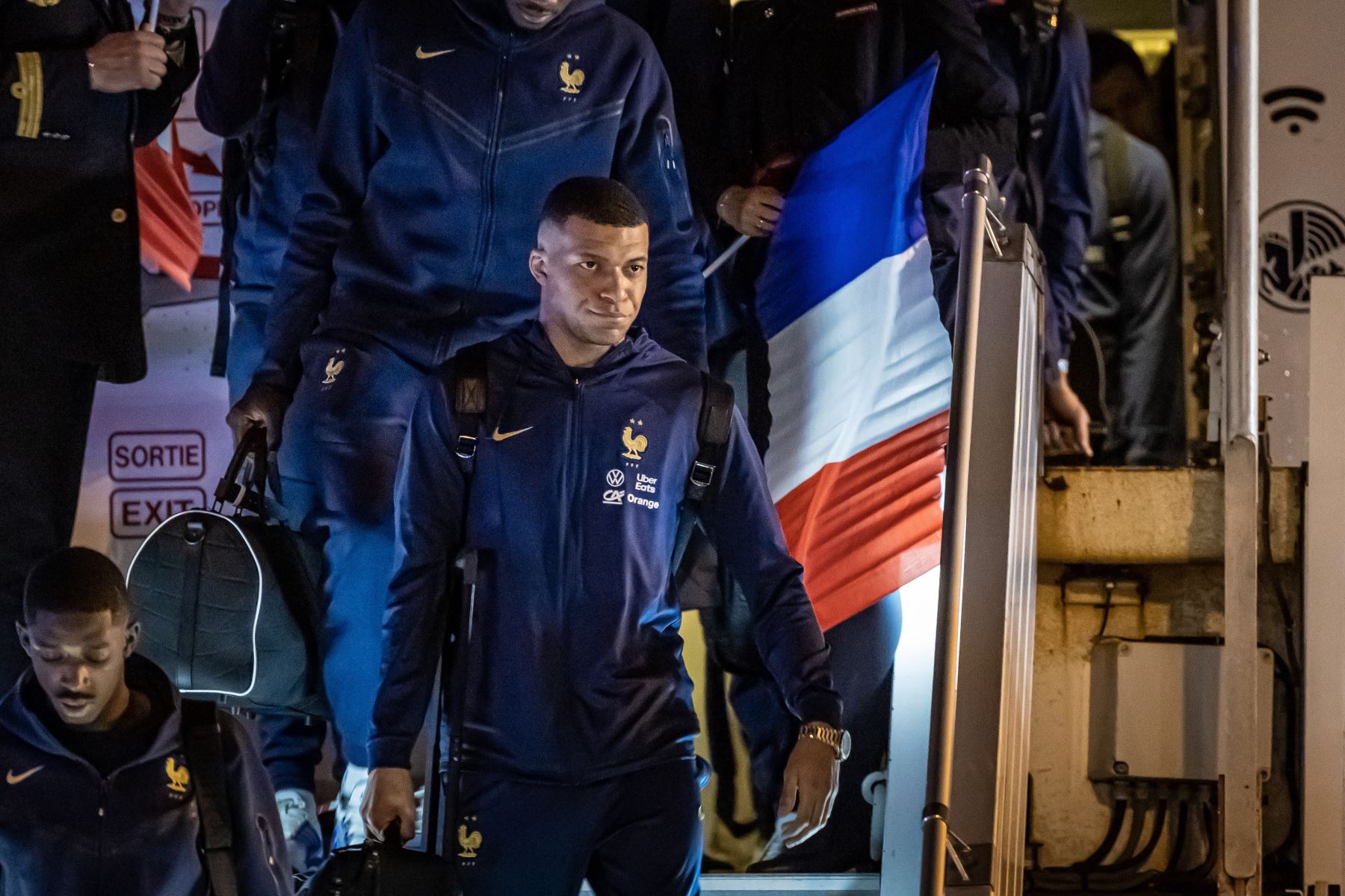Kylian Mbappé recibe el saludo de los aficionados franceses a su arribo a París. Foto: EFE