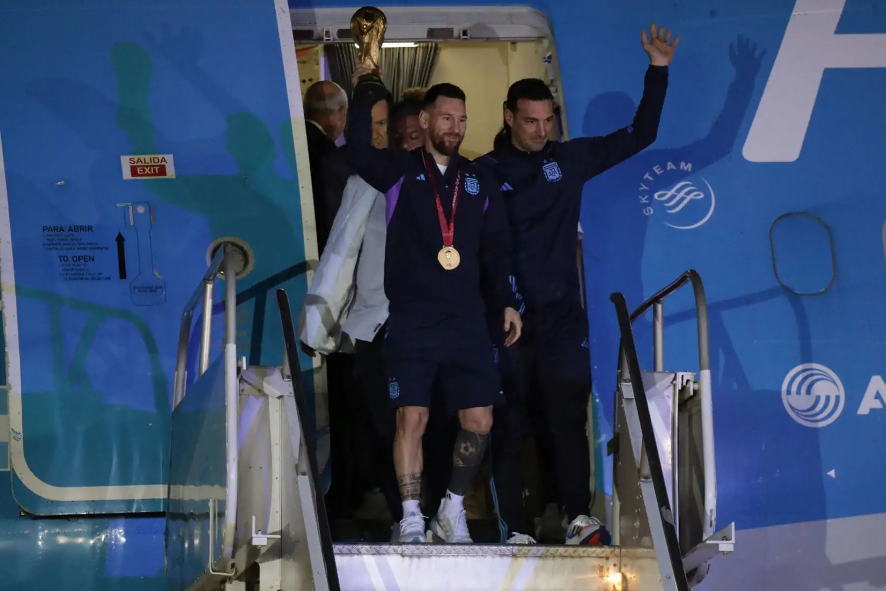 Al ritmo del popular "Muchachos", el himno oficioso de Argentina en este torneo, cantado en la misma pista por el grupo "La Mosca Tse tse", Messi salió del avión levantando el trofeo junto al técnico Lionel Scaloni.
Foto: EFE