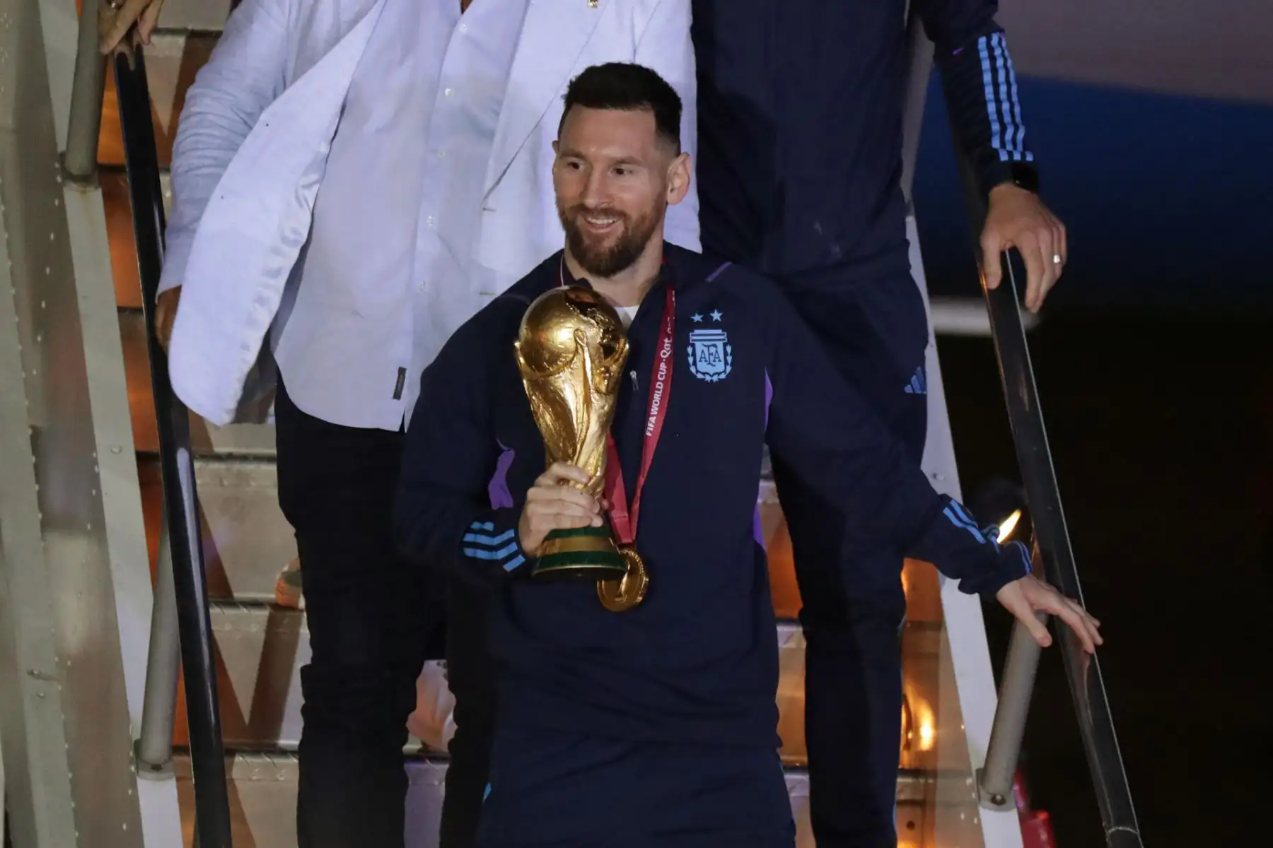 Con Lionel Messi en cabeza cargando la Copa del Mundo, la selección argentina llegó el martes de madrugada a Buenos Aires, donde esperaban decenas de miles de aficionados para continuar los festejos por la tercera estrella de la albiceleste.
Foto: EFE