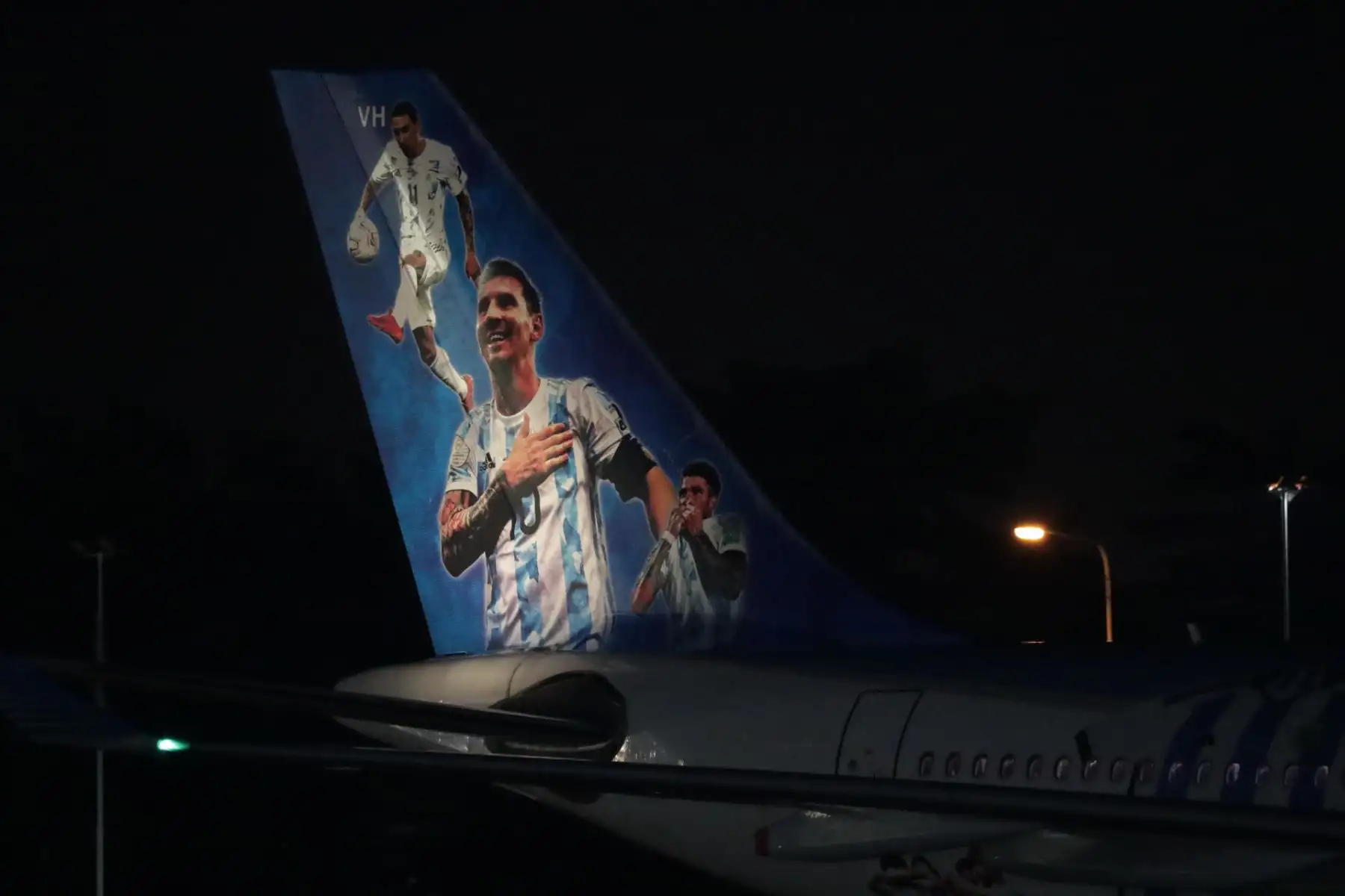 Detalle del avión de Aerolíneas Argentinas con los integrantes de la selección argentina de fútbol hoy, a su llegada al Aeropuerto Internacional de Ezeiza a unos 22km de Buenos Aires (Argentina).
Foto: EFE