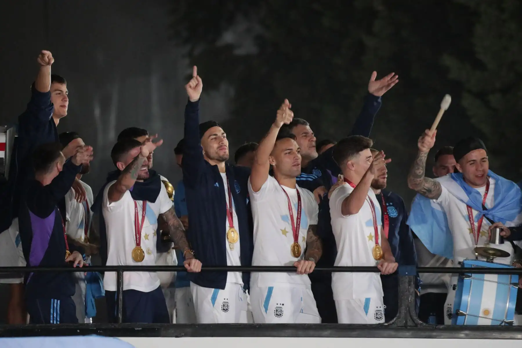 Recibidos con una alfombra roja en la pista, los argentinos subieron a un autobús descapotable de dos pisos para dirigirse al cercano predio de entrenamiento de la selección, donde pasarán la noche antes desfilar por el centro de Buenos Aires.
Foto: EFE
