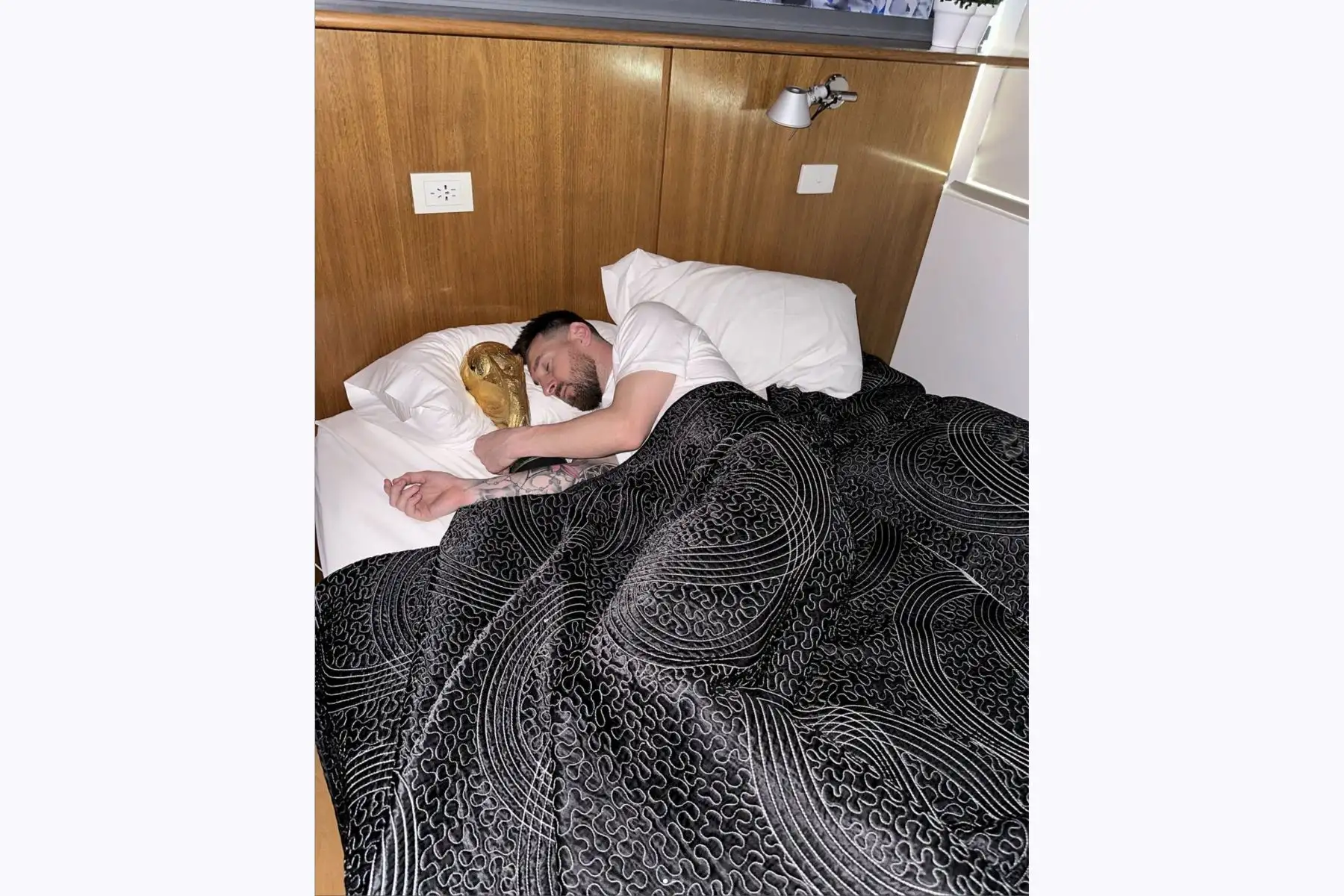 Fotografía publicada en el perfil de Instagram de Lionel Messi durmiendo con la Copa del Mundo del Mundial de Catar en el vuelo que los llevó a Argentina. 
Foto: Twitter