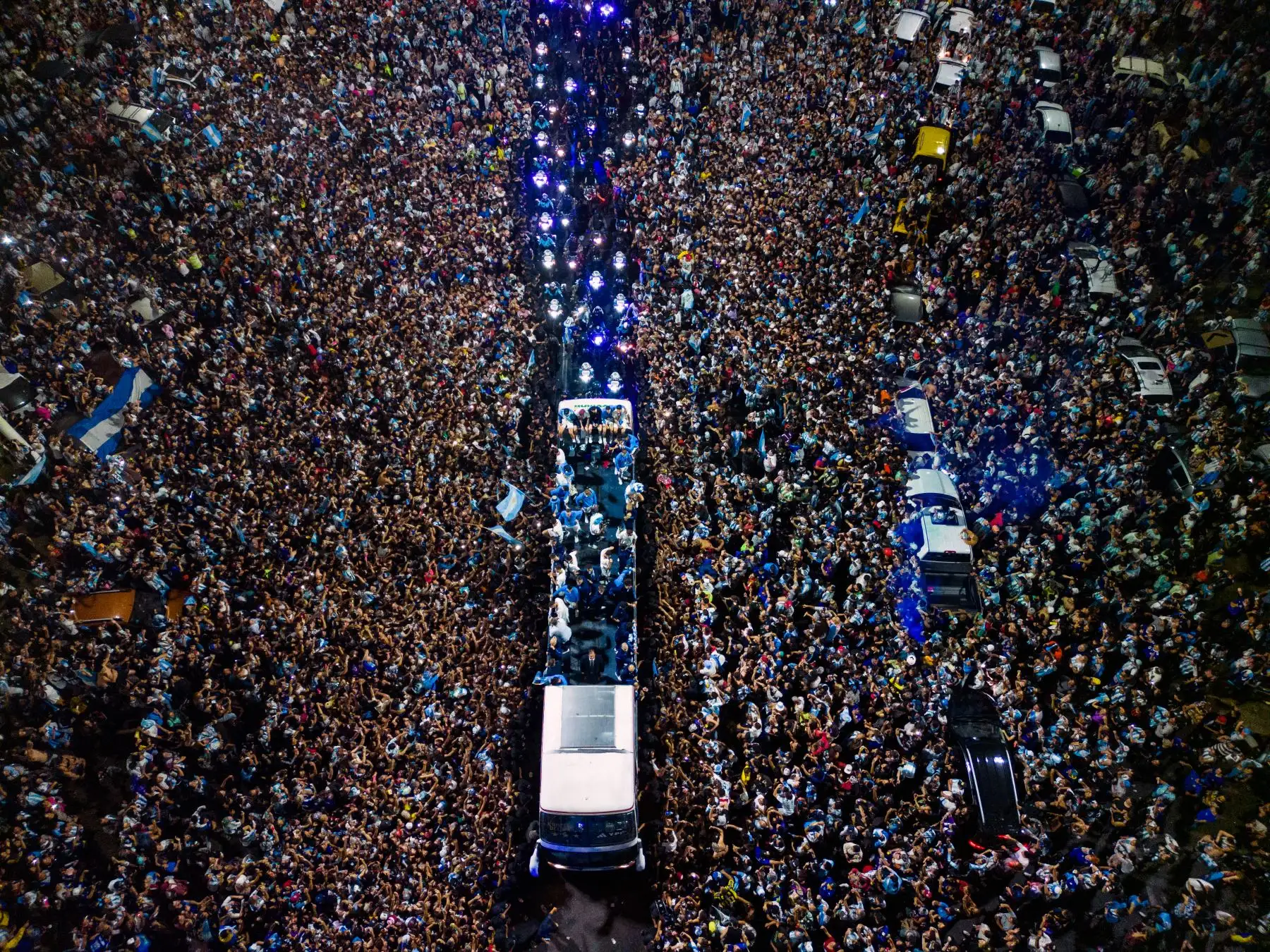 Los jugadores de Argentina celebran a bordo de un autobús con seguidores después de ganar el torneo de la Copa Mundial de Qatar 2022 cuando salen del Aeropuerto Internacional de Ezeiza camino al centro de entrenamiento de la Asociación del Fútbol Argentino (AFA) en Ezeiza, provincia de Buenos Aires, Argentina el 20 de diciembre de 2022.
Foto: AFP