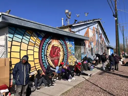 Envían buses con decenas de inmigrantes desde El Paso a Nueva York y Chicago.