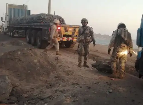 Con presencia de miembros del Ejército del Perú y de la Policía Nacional se restablece el tránsito en la carretera Panamericana Sur, a la altura del distrito de Chala, región Arequipa. ANDINA/Difusión