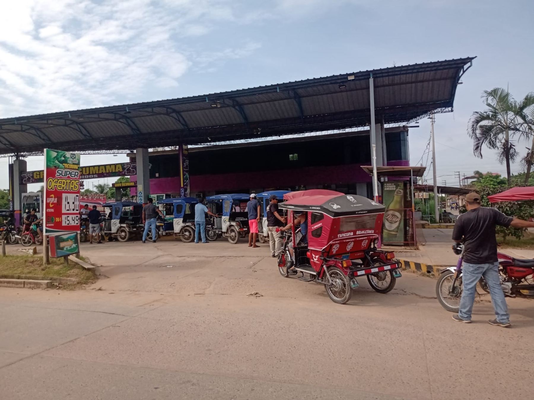 Pucallpa y otras ciudades de la región Ucayali sufren por el desabastecimiento de combustible debido al bloqueo de varios tramos de la carretera Federico Basadre. Foto: Martha Zacarías