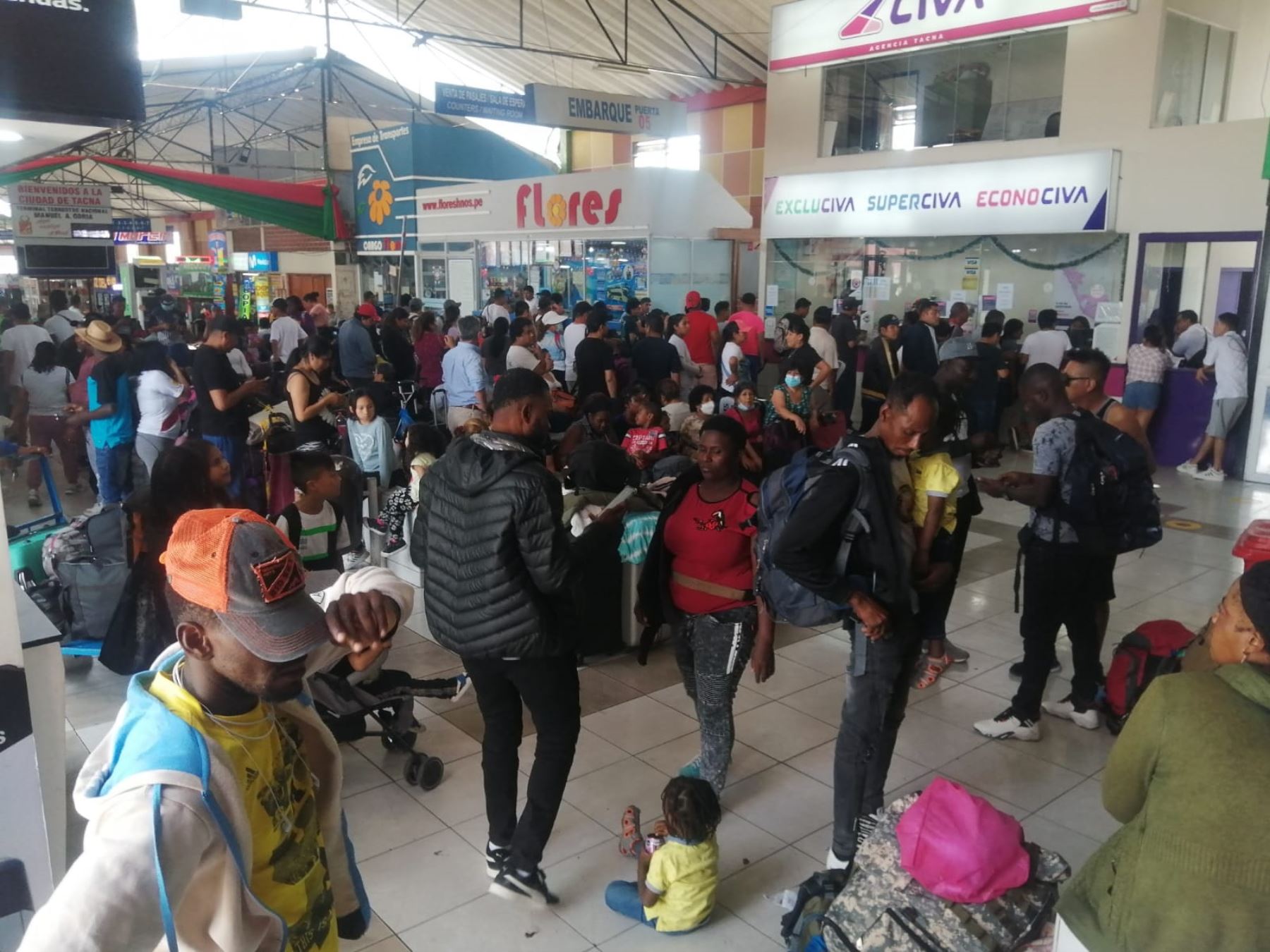 Más de 1,500 turistas nacionales y extranjeros se encuentran varados en el terminal terrestre de la ciudad de Tacna debido al bloqueo de carreteras. Foto: Yudith Aguilar