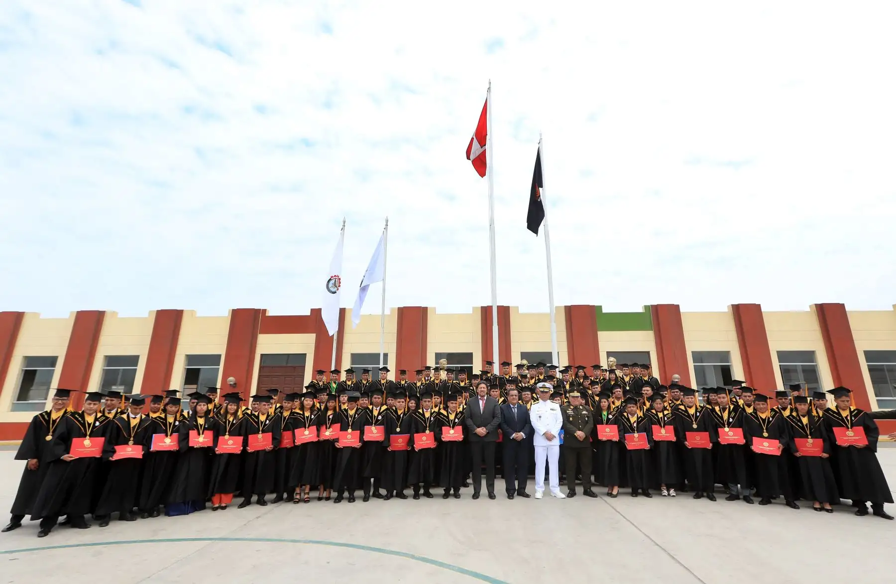 Un total de 119 jóvenes que hicieron el Servicio Militar Voluntario se graduaron hoy como profesionales técnicos de la Promoción “Andrés Avelino Cáceres Doregaray”, tras culminar su formación en el Instituto de Educación Superior Tecnológico Público de las Fuerzas Armadas (IESTPFFAA), entidad adscrita del Ministerio de Defensa.
Foto:ANDINA/MINDEF