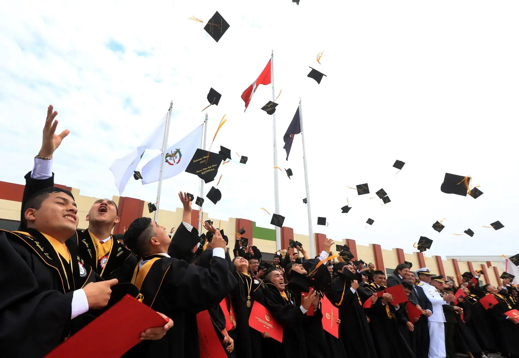 Un total de 119 jóvenes que hicieron el Servicio Militar Voluntario se graduaron hoy como profesionales técnicos de la Promoción “Andrés Avelino Cáceres Doregaray”, tras culminar su formación en el Instituto de Educación Superior Tecnológico Público de las Fuerzas Armadas (IESTPFFAA), entidad adscrita del Ministerio de Defensa.
Foto:ANDINA/MINDEF