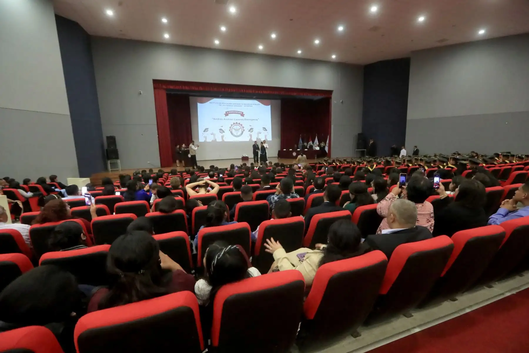La ceremonia se realizó en el auditorio del Colegio Militar Leoncio Prado, en el distrito de La Perla, Callao, en presencia del asesor del Ministerio de Defensa, Almirante Luis Peralta Guzmán; el director IESTPFFAA, Contralmirante Rafael Calizaya Portal; el jefe Instituto Geográfico Nacional (IGN), General Gonzalo Cabrejos Ramos; entre otros.
Foto:ANDINA/MINDEF