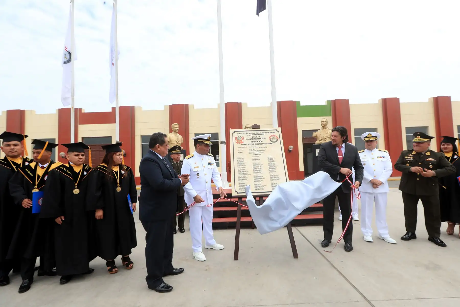 La ceremonia se realizó en el auditorio del Colegio Militar Leoncio Prado, en el distrito de La Perla, Callao, en presencia del asesor del Ministerio de Defensa, Almirante Luis Peralta Guzmán; el director IESTPFFAA, Contralmirante Rafael Calizaya Portal; el jefe Instituto Geográfico Nacional (IGN), General Gonzalo Cabrejos Ramos; entre otros.
Foto:ANDINA/MINDEF