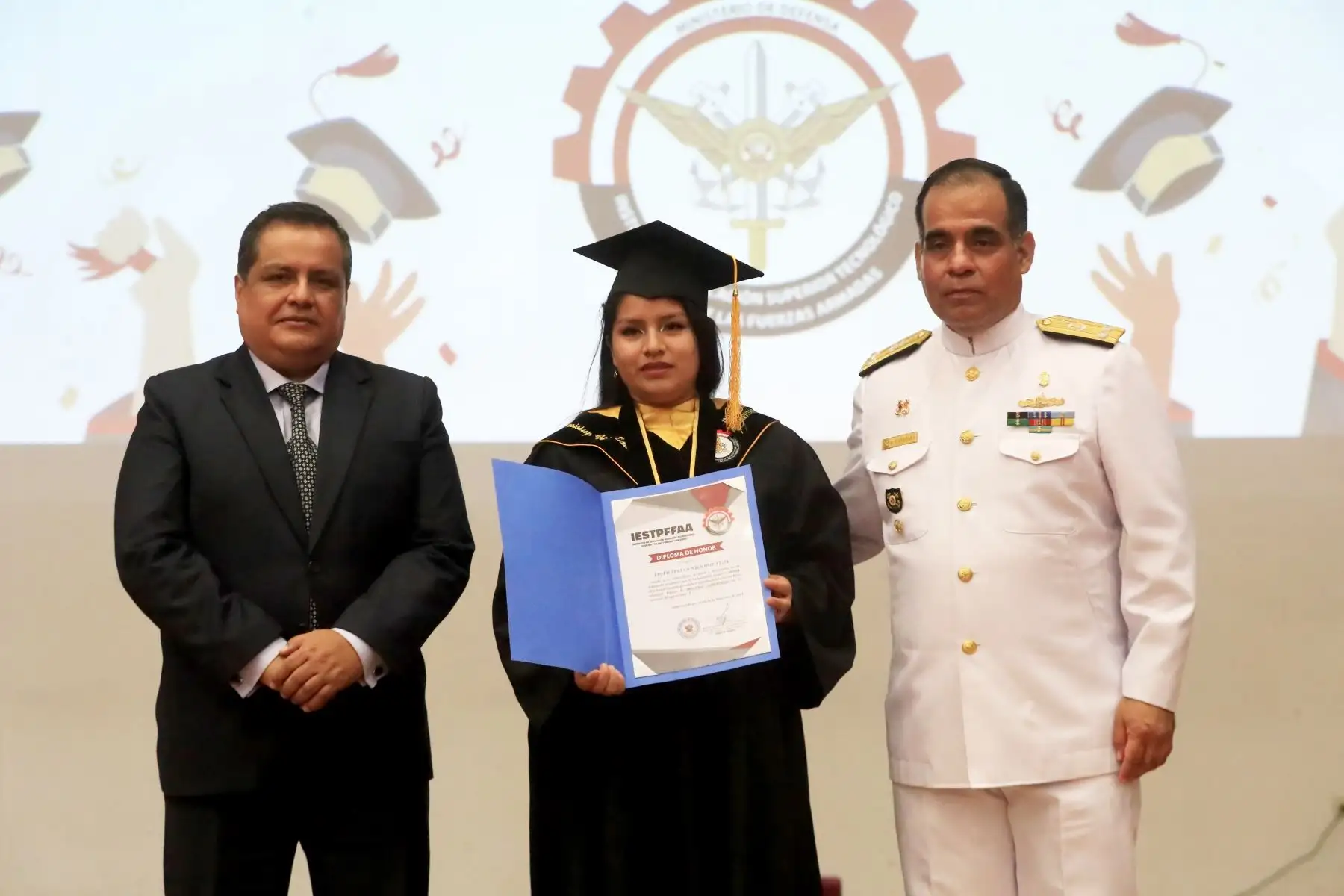 En total se graduaron 119 estudiantes que culminaron su plan de estudios 2022-2. Todos son licenciados de las Fuerzas Armadas que realizaron el Servicio Militar Voluntario, y 90 son del Ejército, 20 de la Marina de Guerra y 9 de la Fuerza Aérea. 
Foto:ANDINA/MINDEF