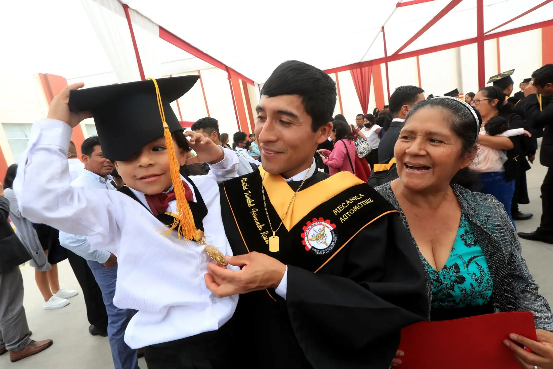 En total se graduaron 119 estudiantes que culminaron su plan de estudios 2022-2. Todos son licenciados de las Fuerzas Armadas que realizaron el Servicio Militar Voluntario, y 90 son del Ejército, 20 de la Marina de Guerra y 9 de la Fuerza Aérea. 
Foto:ANDINA/MINDEF