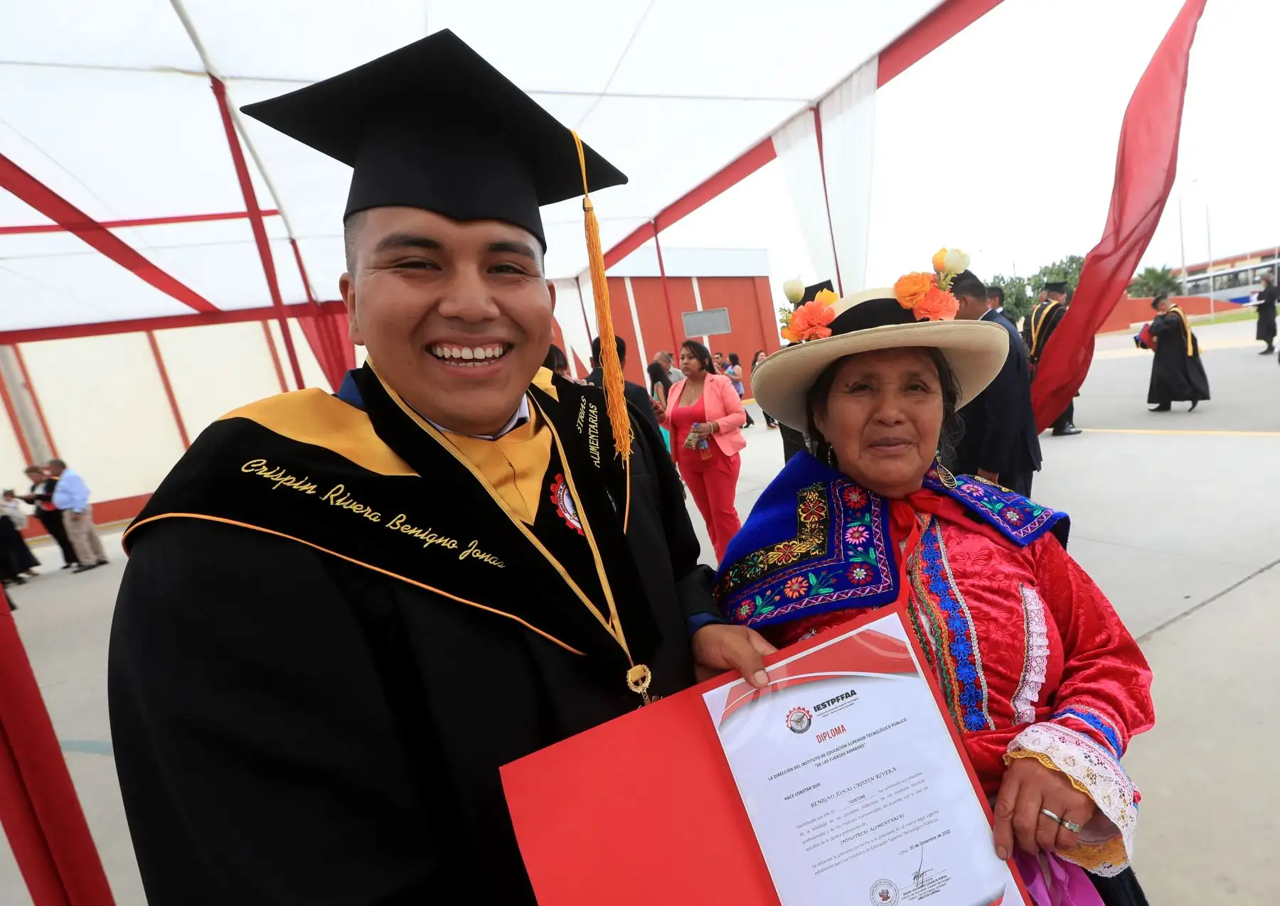 En total se graduaron 119 estudiantes que culminaron su plan de estudios 2022-2. Todos son licenciados de las Fuerzas Armadas que realizaron el Servicio Militar Voluntario, y 90 son del Ejército, 20 de la Marina de Guerra y 9 de la Fuerza Aérea. 
Foto:ANDINA/MINDEF