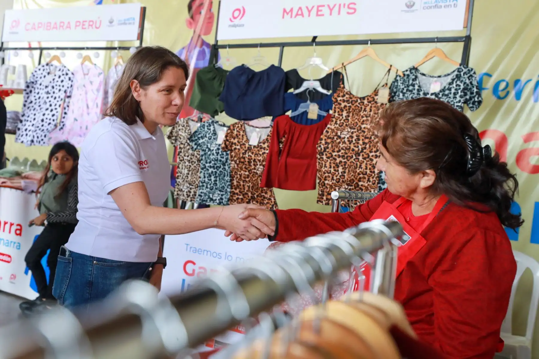 La titular de Produce, Sandra Belaunde Arnillas, y la directora ejecutiva del Programa Nacional Tu Empresa, Angela Gutiérrez Galván, recorrieron las instalaciones de la feria Gamarra Imparable Bellavista II en el Mall Plaza de dicha zona y destacaron el nivel de ventas alcanzadas.
Foto:ANDINA/PRODUCE