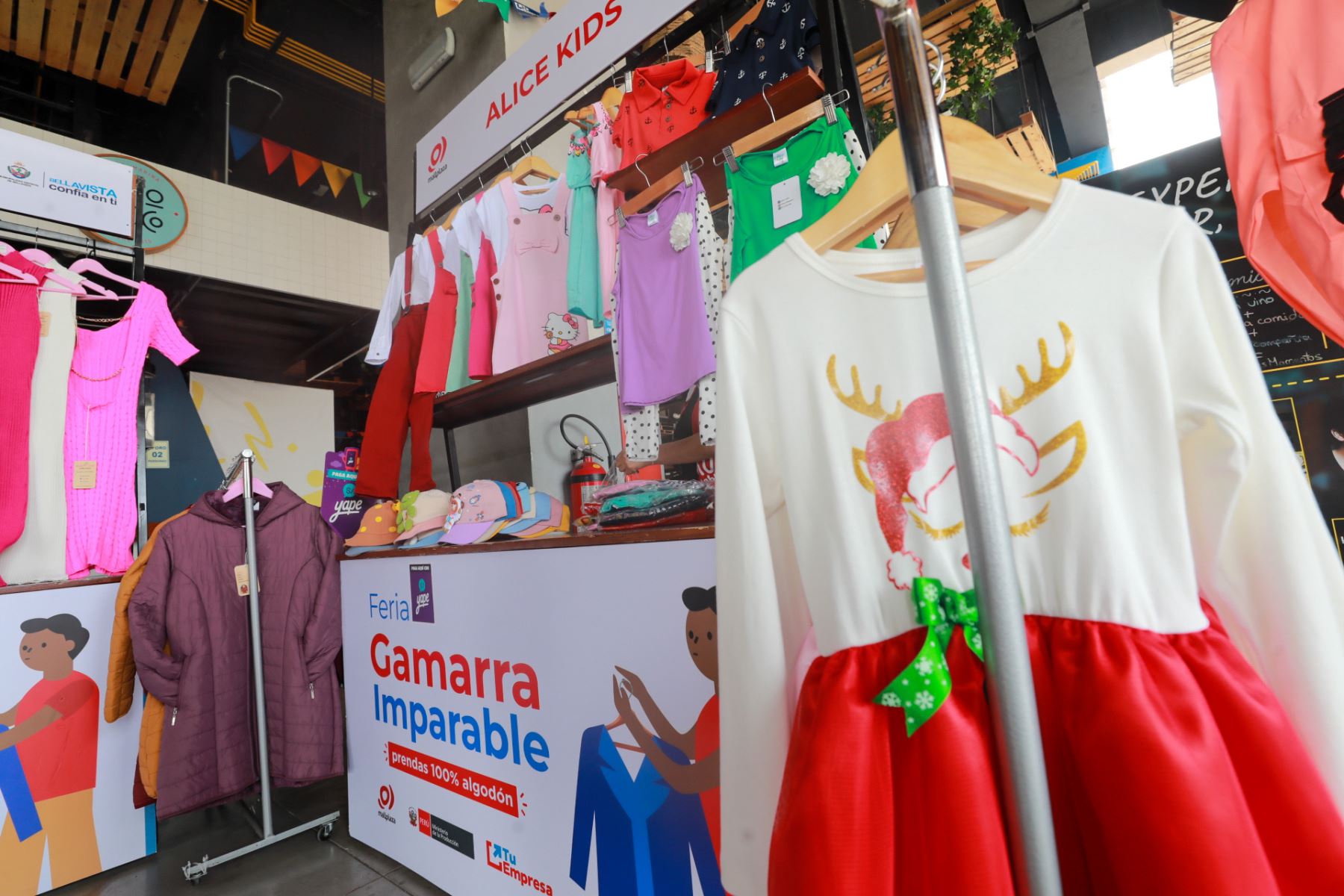 Ferias en Gamarra atrae la atención de los clientes por sus precios.AFP