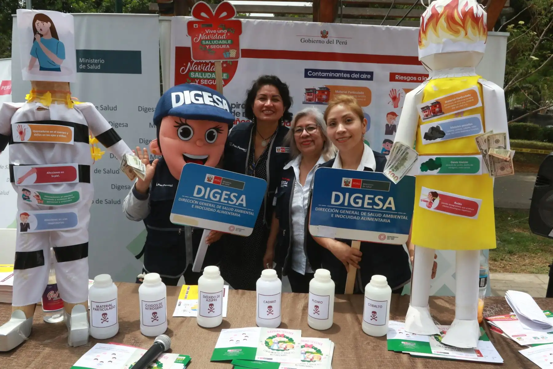 En el marco de las fiestas navideñas y de fin de año, el Ministerio de Salud (Minsa) fortalece la campaña “Vive una Navidad saludable y segura”, donde a través del equipo de profesionales de la Dirección General de Salud Ambiental e Inocuidad Alimentaria (Digesa) y Sistema de Atención Móvil de Urgencia (SAMU), brindan a la ciudadanía servicios y atenciones para prevenir emergencias y enfermedades durante las fiestas. 
El objetivo es dar a conocer las recomendaciones y medidas para evitar la exposición a sustancias tóxicas y quemaduras por pirotécnicos, entre otros.
Foto:ANDINA/Héctor Vinces