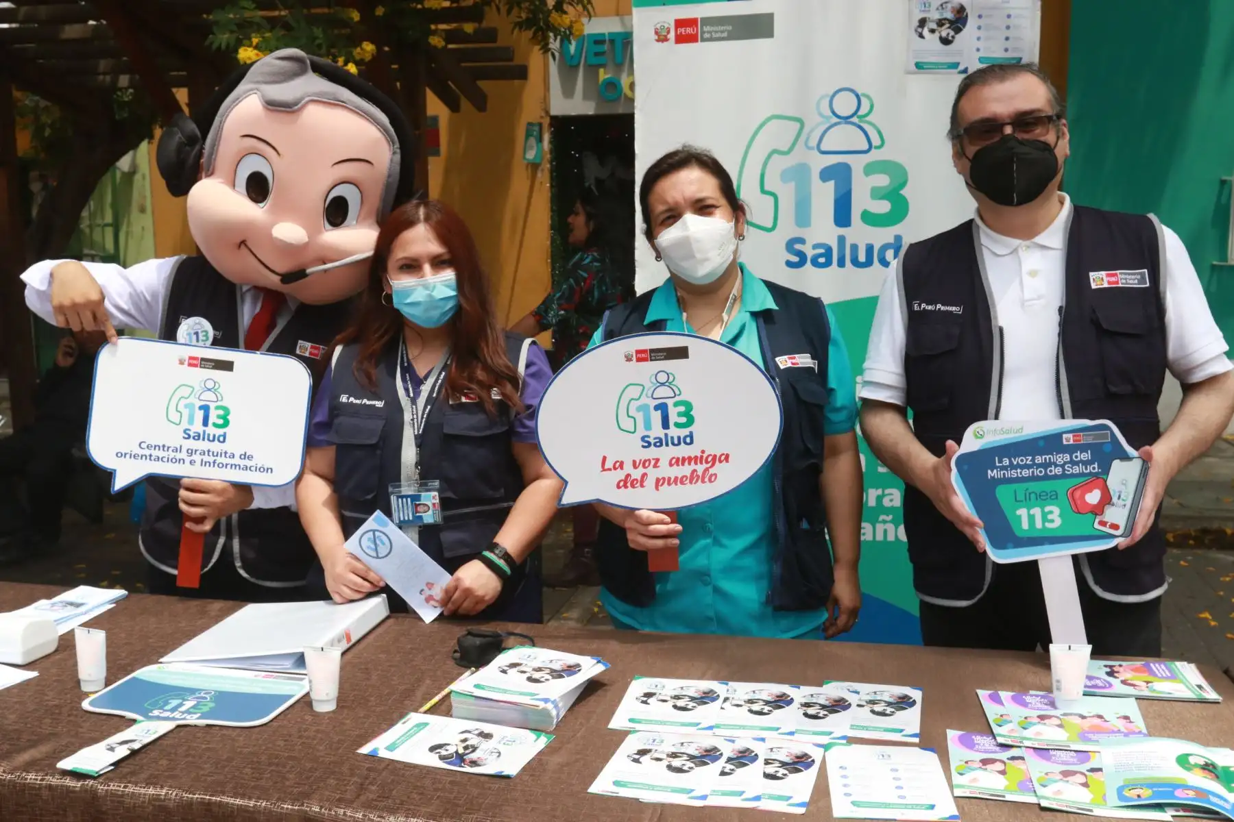 En el marco de las fiestas navideñas y de fin de año, el Ministerio de Salud (Minsa) fortalece la campaña “Vive una Navidad saludable y segura”, donde a través del equipo de profesionales de la Dirección General de Salud Ambiental e Inocuidad Alimentaria (Digesa) y Sistema de Atención Móvil de Urgencia (SAMU), brindan a la ciudadanía servicios y atenciones para prevenir emergencias y enfermedades durante las fiestas. 
El objetivo es dar a conocer las recomendaciones y medidas para evitar la exposición a sustancias tóxicas y quemaduras por pirotécnicos, entre otros.
Foto:ANDINA/Héctor Vinces