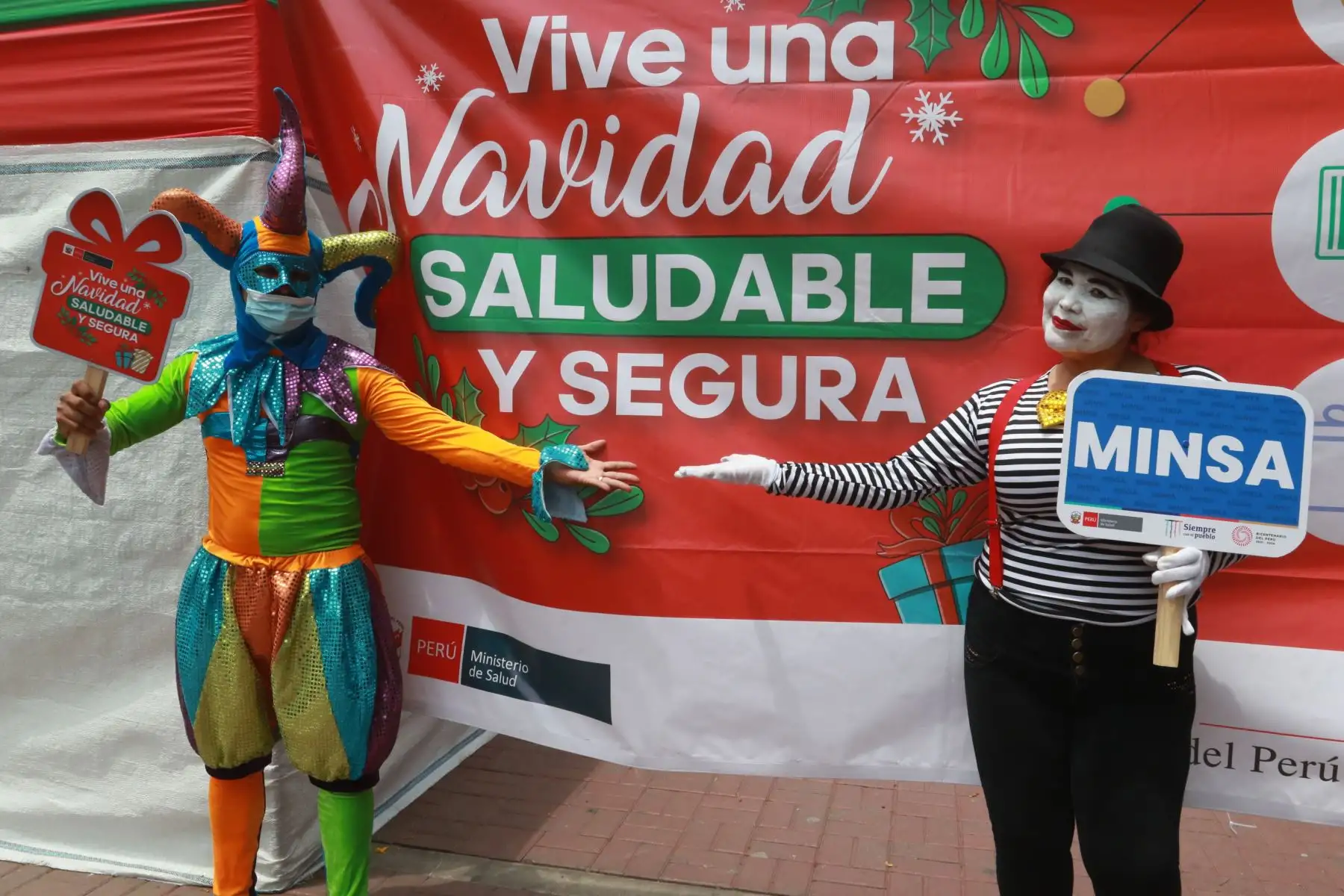 Bajo el lema “Si causa daños a la salud, no es divertido. No uses pirotécnicos”, el sector Salud invoca a la ciudadanía a tomar en cuenta las recomendaciones, con el objetivo de contribuir a controlar los riesgos en la salud y prevenir daños en niños, niñas y toda la población.
Foto:ANDINA/Héctor Vinces