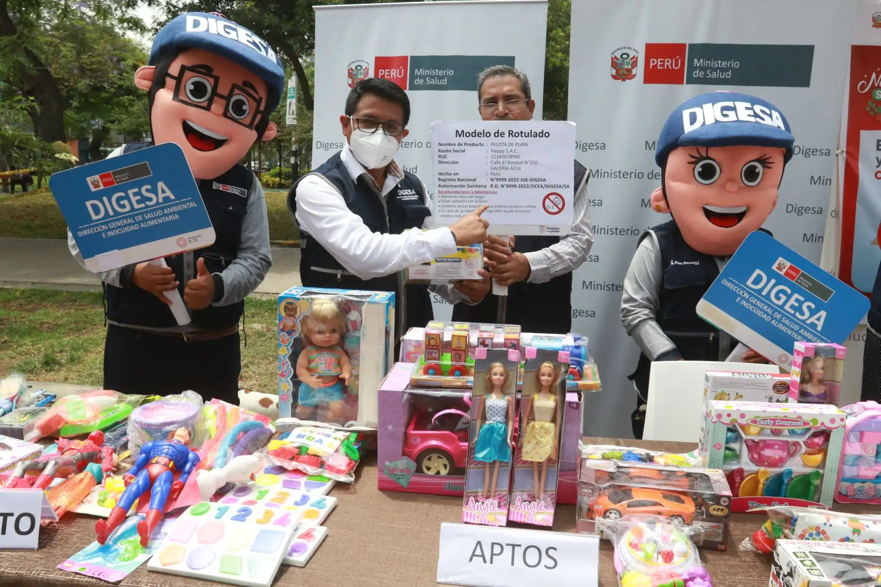En el marco de las fiestas navideñas y de fin de año, el Ministerio de Salud (Minsa) fortalece la campaña “Vive una Navidad saludable y segura”, donde a través del equipo de profesionales de la Dirección General de Salud Ambiental e Inocuidad Alimentaria (Digesa) y Sistema de Atención Móvil de Urgencia (SAMU), brindan a la ciudadanía servicios y atenciones para prevenir emergencias y enfermedades durante las fiestas. 
El objetivo es dar a conocer las recomendaciones y medidas para evitar la exposición a sustancias tóxicas y quemaduras por pirotécnicos, entre otros.
Foto:ANDINA/Héctor Vinces