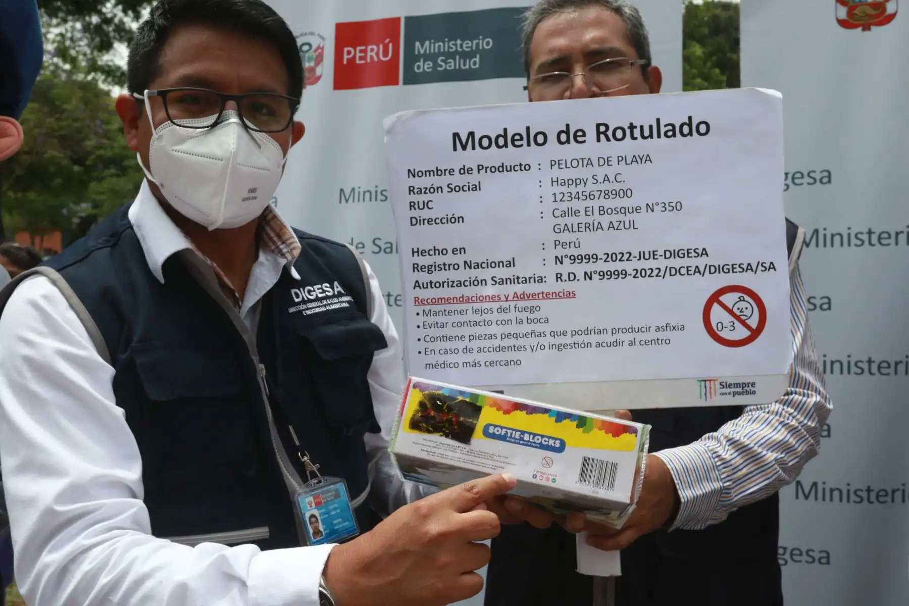 Bajo el lema “Si causa daños a la salud, no es divertido. No uses pirotécnicos”, el sector Salud invoca a la ciudadanía a tomar en cuenta las recomendaciones, con el objetivo de contribuir a controlar los riesgos en la salud y prevenir daños en niños, niñas y toda la población.
Foto:ANDINA/Héctor Vinces