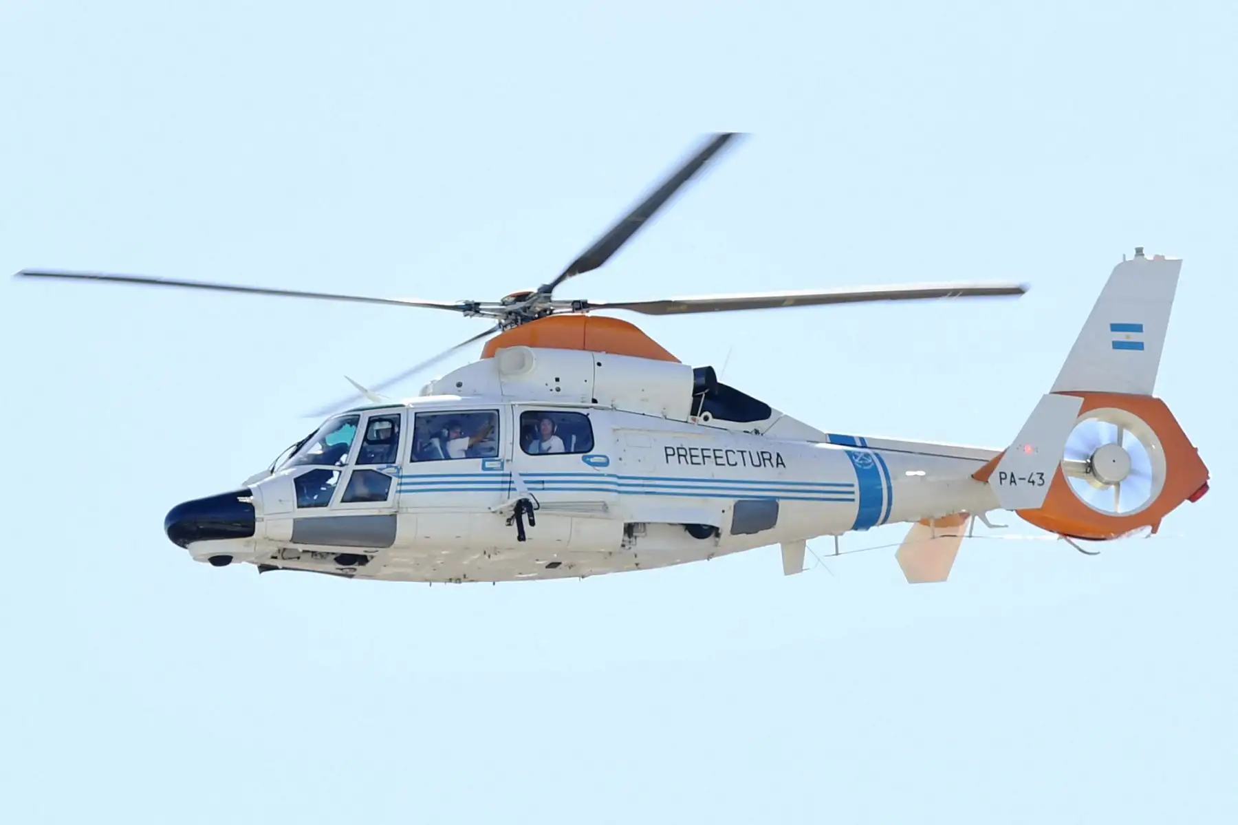 Los argentinos Paulo Dybala y Nahuel Molina se ven dentro de un helicóptero después de celebrar a bordo de un autobús con un cartel que dice "Campeones del mundo" con seguidores después de ganar el torneo de la Copa Mundial de Qatar 2022 mientras recorren el centro de Buenos Aires el 20 de diciembre de 2022.
Foto: AFP