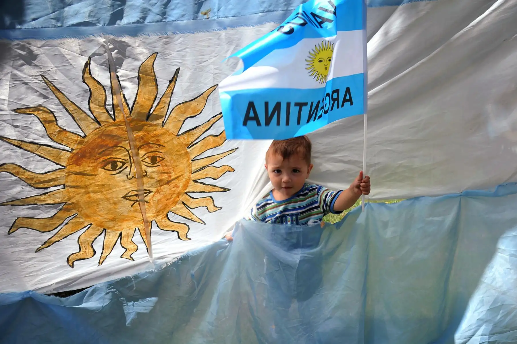 Un niño posa con banderas de Argentina hoy, durante la celebración de su triunfo de la selección argentina en el Mundial de Qatar 2022 hoy, en una calle de Buenos Aires.
Foto: EFE