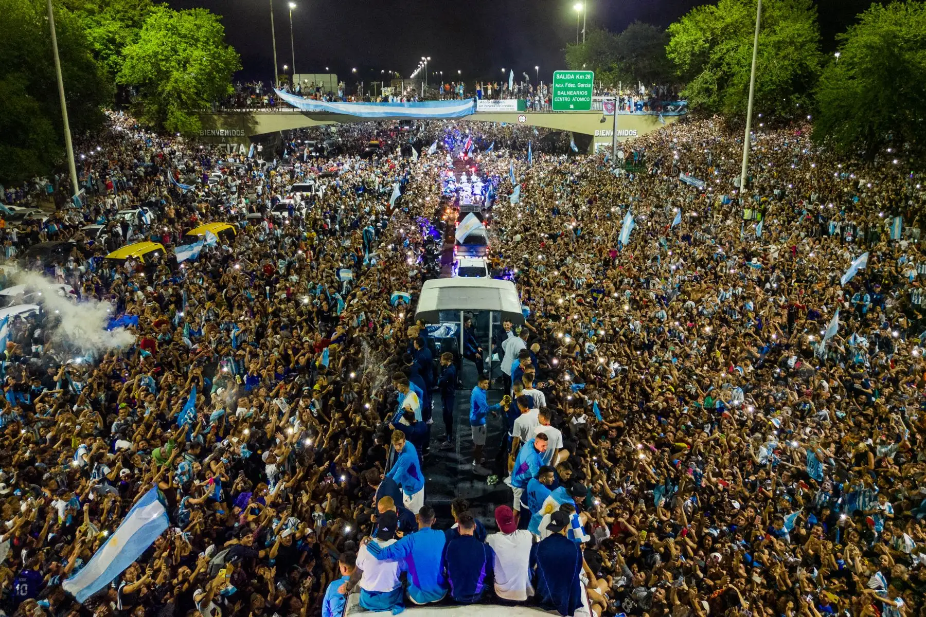 Los jugadores de Argentina celebran a bordo de un autobús con seguidores después de ganar el torneo de la Copa Mundial Qatar 2022 cuando salen del Aeropuerto Internacional de Ezeiza camino al centro de entrenamiento de la Asociación del Fútbol Argentino (AFA) en Ezeiza, provincia de Buenos Aires, Argentina el 20 de diciembre de 2022.  Foto:AFP