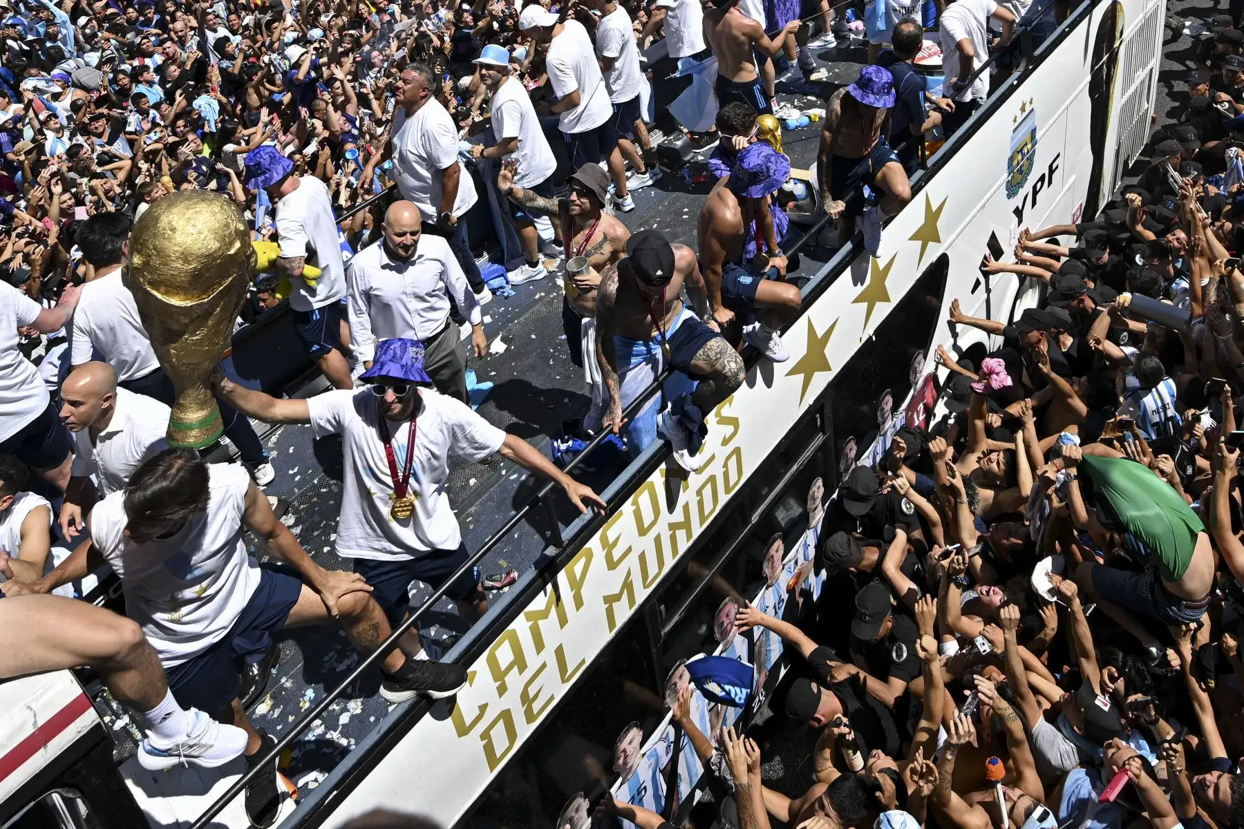 Los fanáticos de Argentina animan mientras el equipo desfila a bordo de un autobús después de ganar el torneo de la Copa Mundial de Qatar 2022 en Buenos Aires, Argentina, el 20 de diciembre de 2022. Foto: AFP