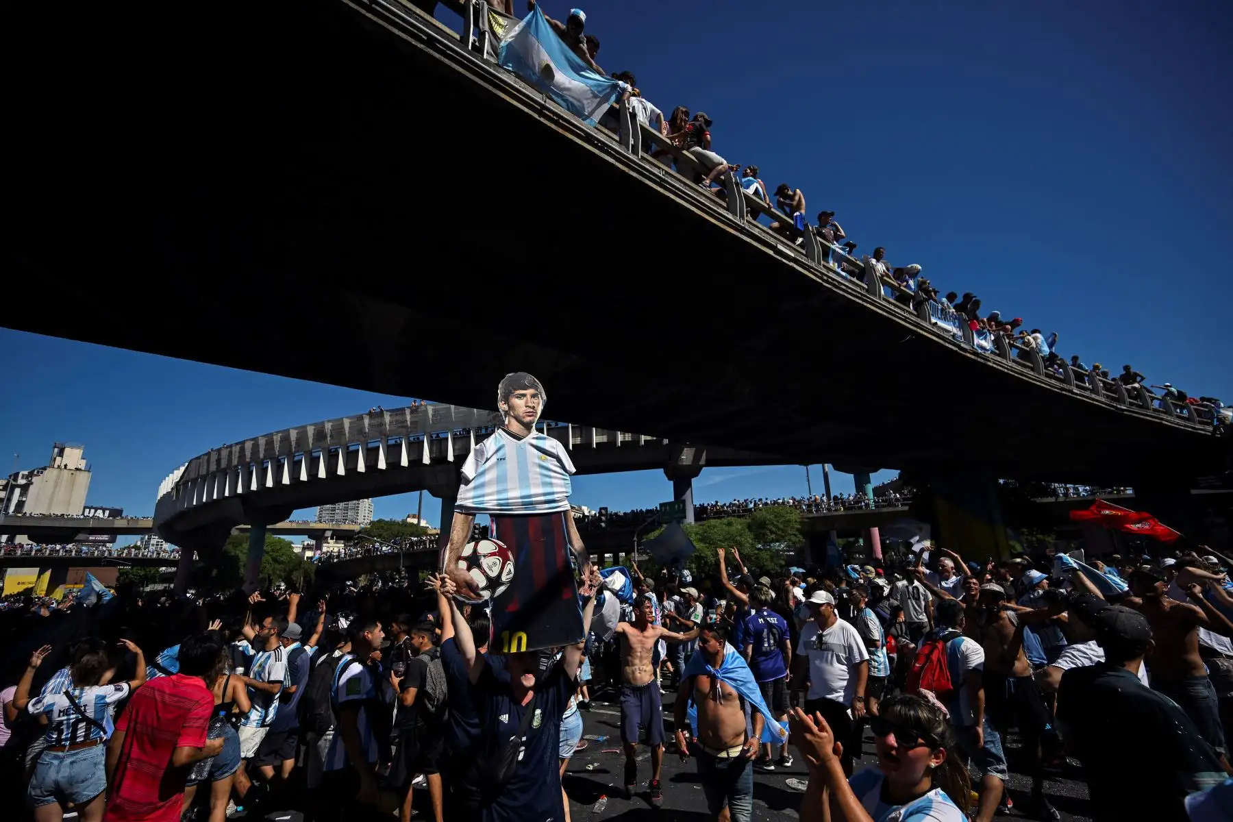 Los fanáticos de Argentina animan mientras el equipo desfila a bordo de un autobús después de ganar el torneo de la Copa Mundial de Qatar 2022 en Buenos Aires, Argentina, el 20 de diciembre de 2022. Foto: AFP