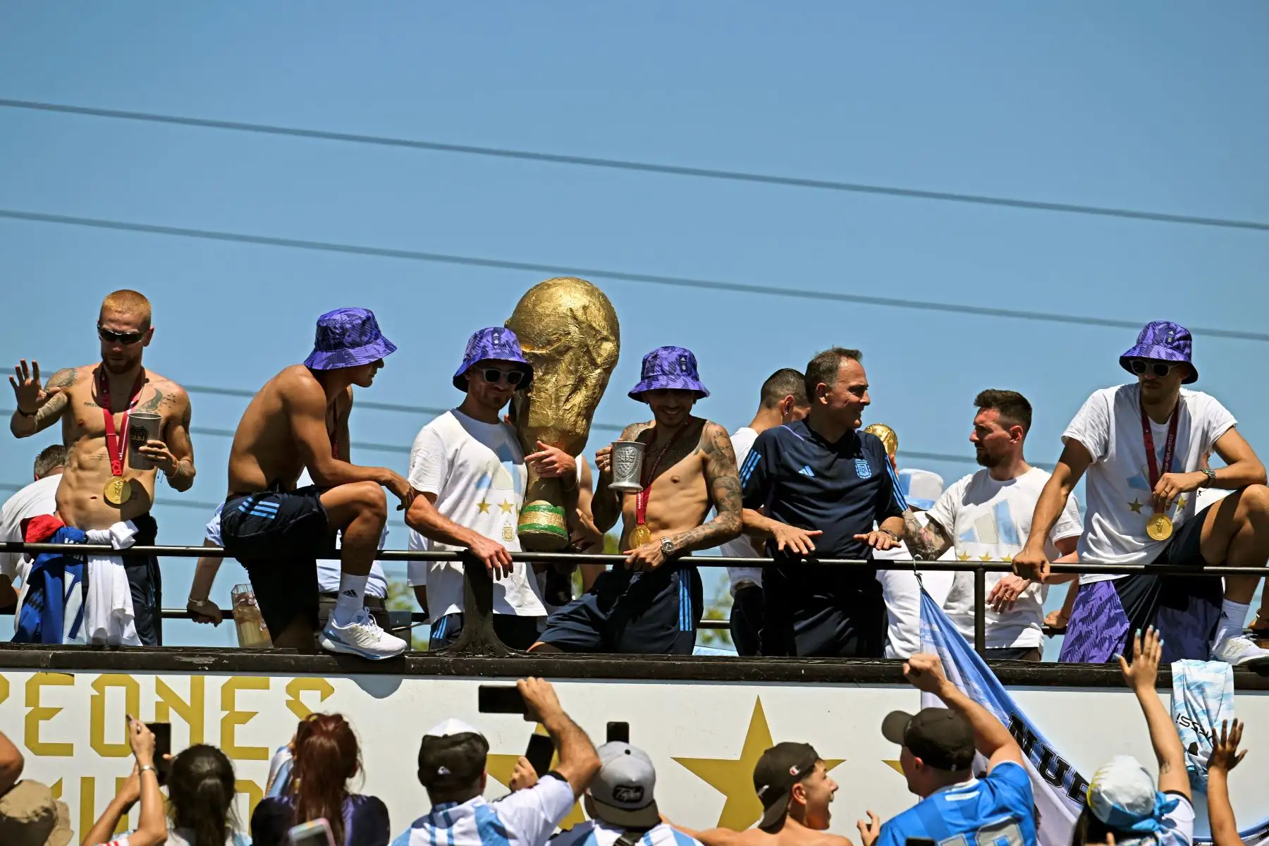 Los fanáticos de Argentina animan mientras el equipo desfila a bordo de un autobús después de ganar el torneo de la Copa Mundial de Qatar 2022 en Buenos Aires, Argentina, el 20 de diciembre de 2022. Foto:AFP