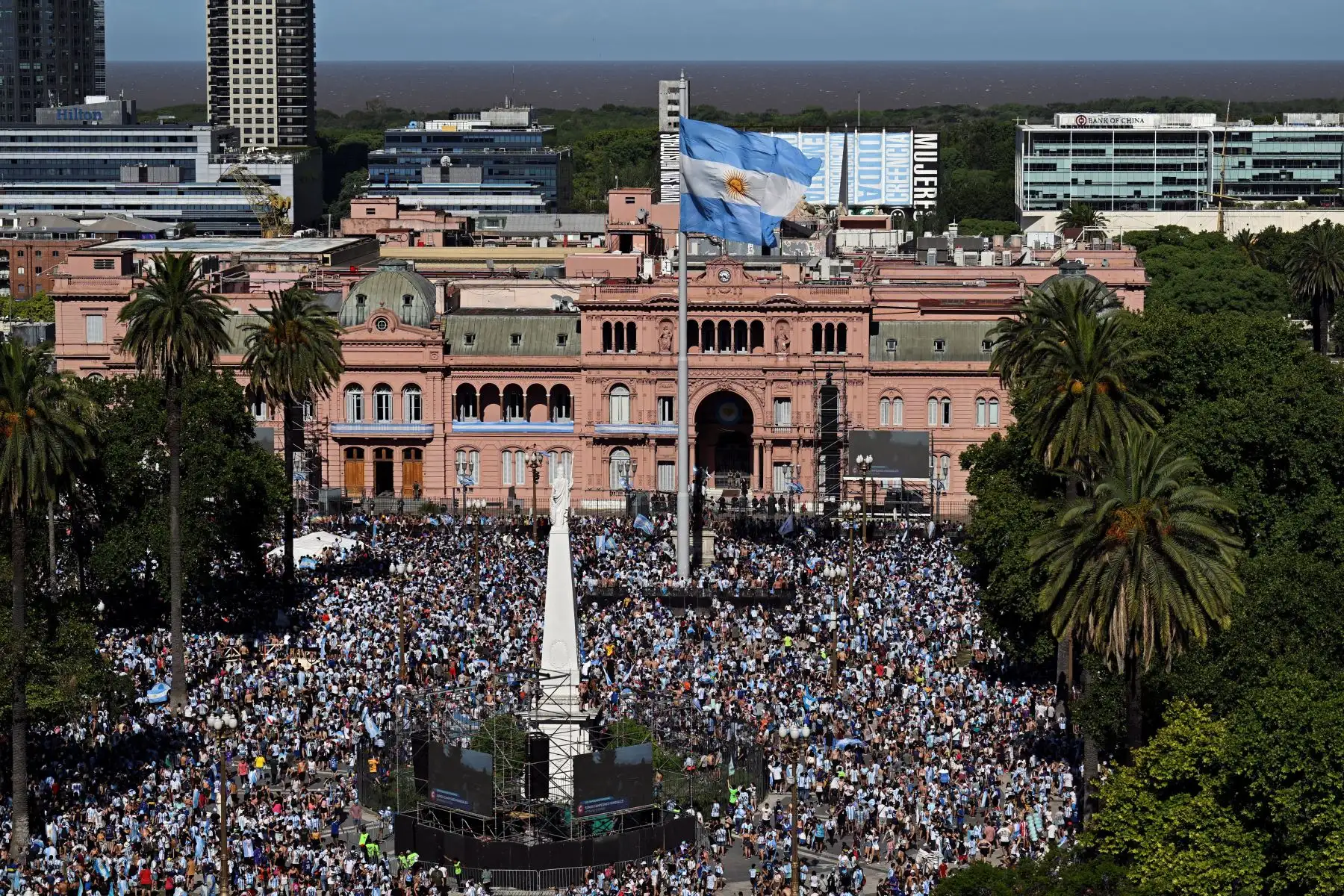 Los fanáticos de Argentina se reúnen en la Plaza de Mayo mientras el equipo desfila a bordo de un autobús después de ganar el torneo de la Copa Mundial Qatar 2022 en Buenos Aires, Argentina, el 20 de diciembre de 2022:Foto: AFP