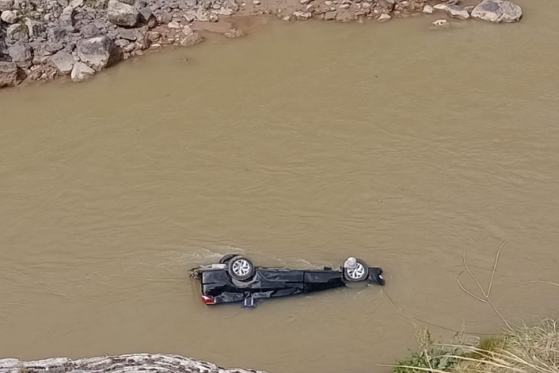 Un vehículo particular cayó a las aguas del río Mantaro, región Junín. Foto: ANDINA/Difusión