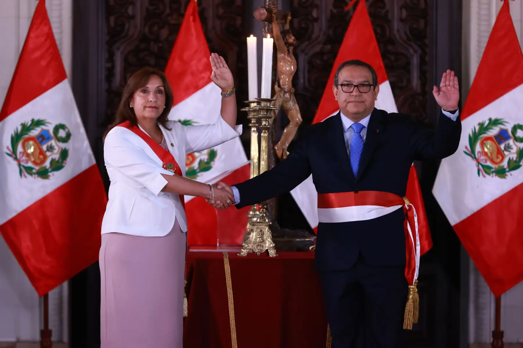 La presidenta de la República, Dina Boluarte, encabezará la ceremonia de juramentación de ministros de Estado.  Juramentación del Presidente del Consejo de Ministros Alberto Otárola. 

Foto:ANDINA/PCM