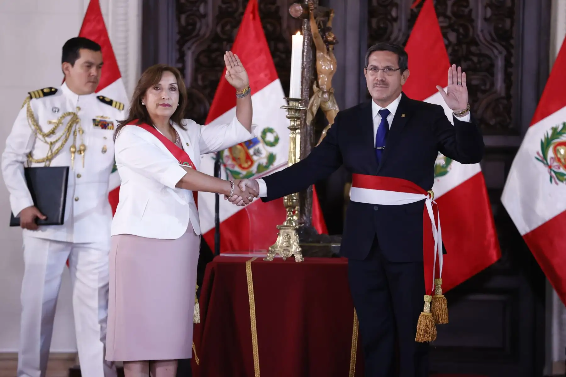 La presidenta de la República, Dina Boluarte, tomó juramento a Jorge Luis Chávez Cresta como nuevo ministro de Defensa, en una ceremonia realizada esta mañana en Palacio de Gobierno.

Foto: ANDINA/Presidencia Perú