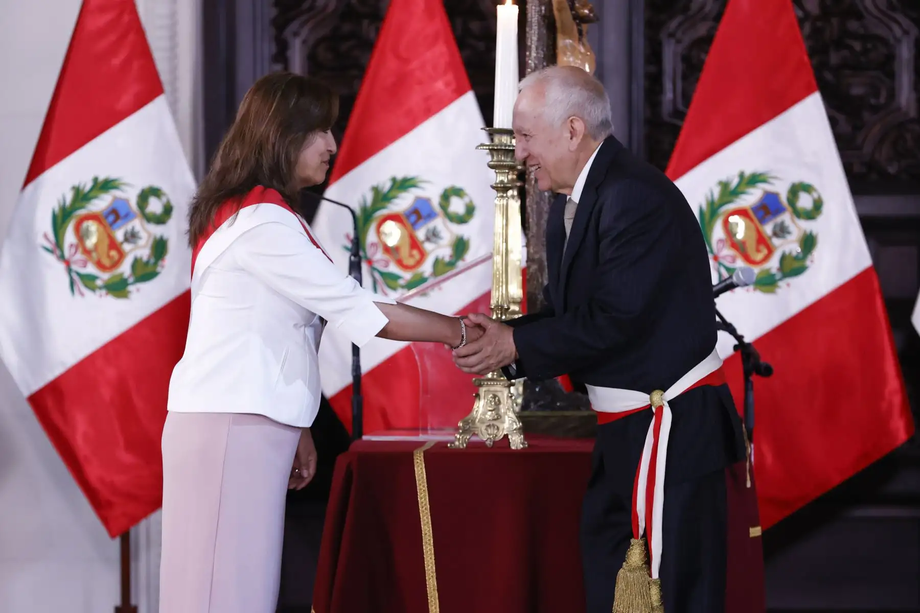 La presidenta de la República, Dina Boluarte, tomó juramento a Óscar Manuel Becerra juró como nuevo ministro de Educación, en una ceremonia realizada esta mañana en Palacio de Gobierno.

Foto: ANDINA/Presidencia Perú