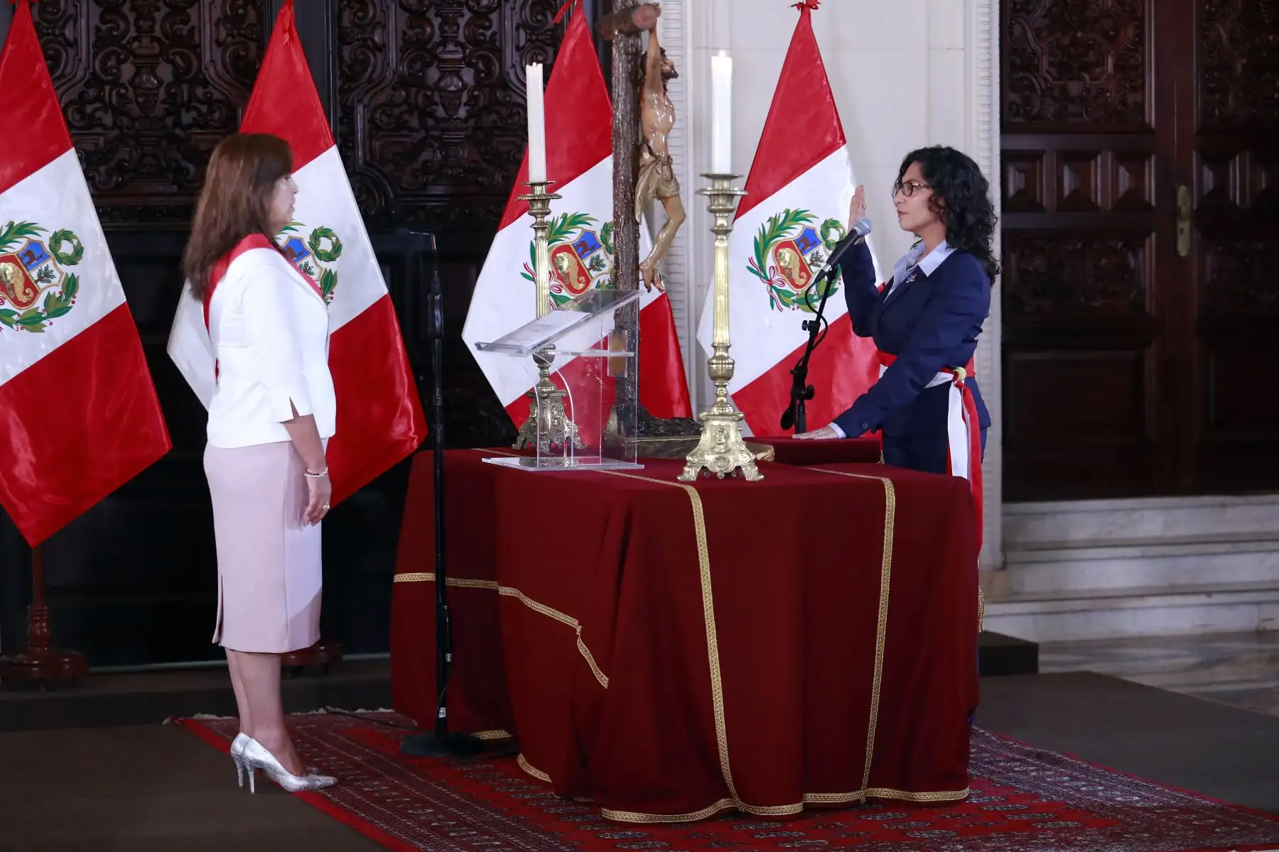La presidenta Dina Boluarte tomó juramento a Leslie Carol Urteaga Peña como nueva ministra de Cultura, en ceremonia realizada esta mañana en Palacio de Gobierno.

Foto: ANDINA/Presidencia Perú