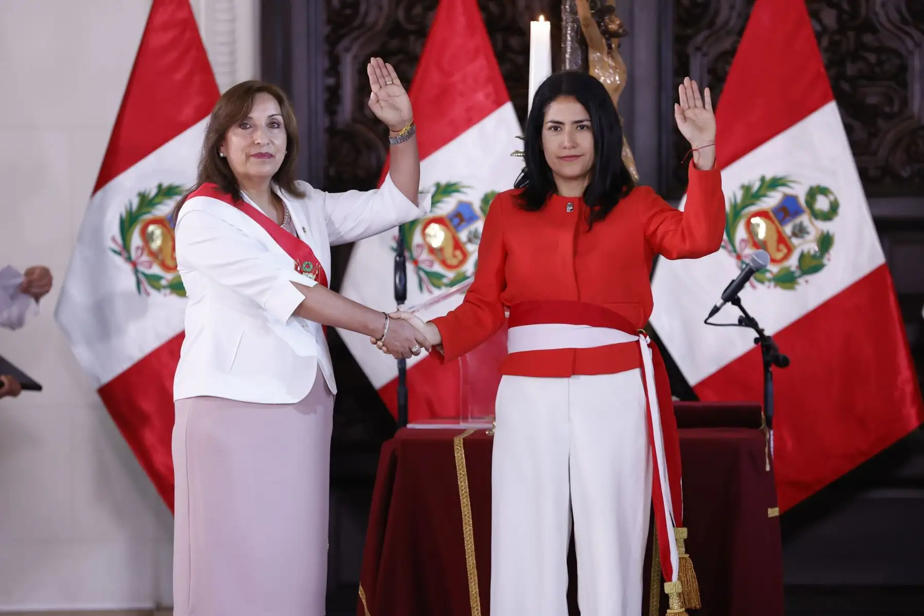 La presidenta Dina Boluarte tomó juramento a Paola Pierina Lazarte Castillo quien fue ratificada como ministra de Transportes y Comunicaciones, en ceremonia realizada esta mañana en Palacio de Gobierno.

Foto: ANDINA/Presidencia Perú