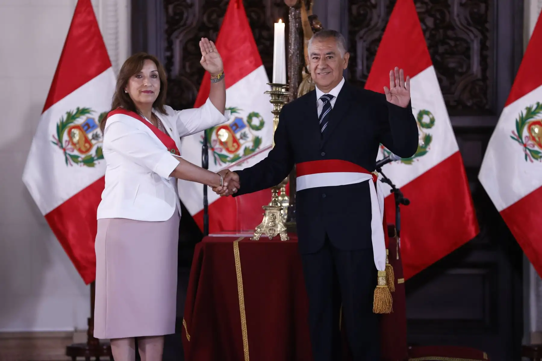 La presidenta de la República, Dina Boluarte, tomó juramento a Víctor Eduardo Rojas Herrera como nuevo ministro del Interior, en ceremonia realizada esta mañana en Palacio de Gobierno.

Foto: ANDINA/Presidencia Perú