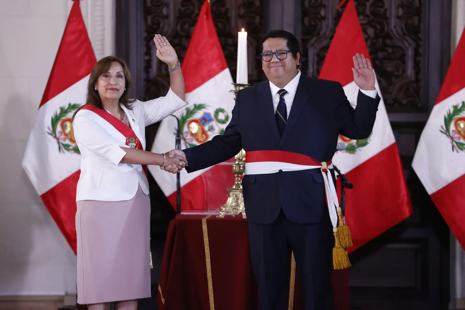 La presidenta de la República, Dina Boluarte, tomó juramento a Alex Alonso Contreras Miranda  a quien ratificó como ministro de Economía y Finanzas, en ceremonia realizada esta mañana en Palacio de Gobierno.

Foto: ANDINA/Presidencia Perú