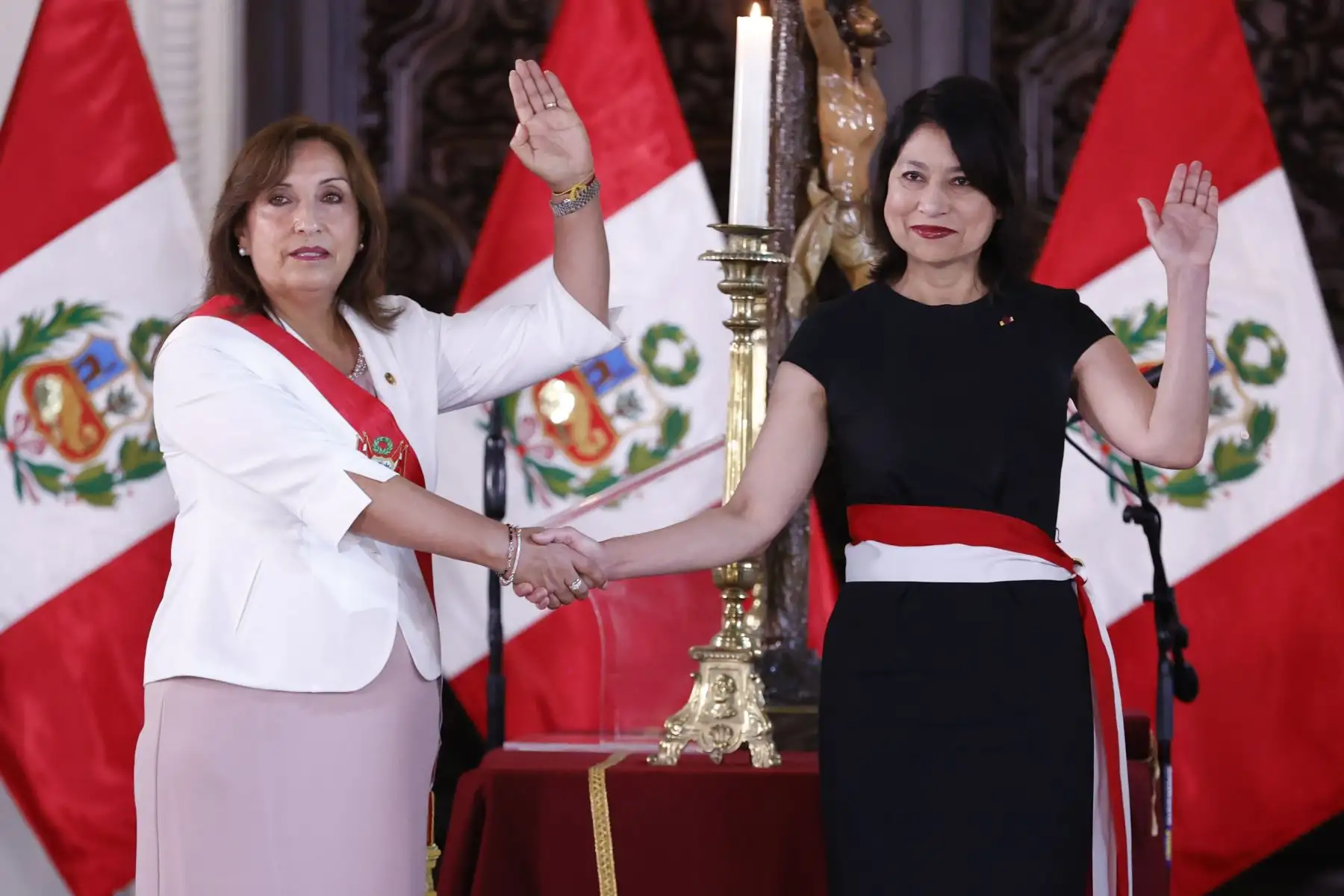 La presidenta de la República, Dina Boluarte, tomó juramento a Ana Cecilia Gervasi Díaza quien ratificó como ministra de Relaciones Exteriores, en ceremonia realizada esta mañana en Palacio de Gobierno.

Foto: ANDINA/Presidencia Perú