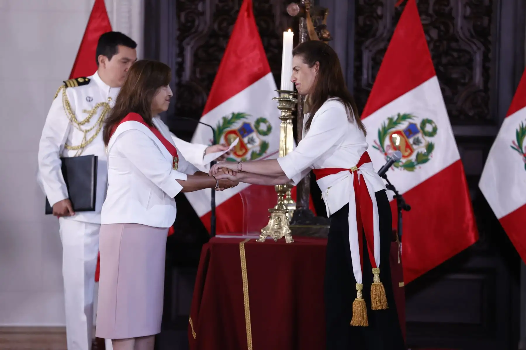 La presidenta de la República, Dina Boluarte, tomó juramento a Hania Pérez de Cuéllar a quien ratificó como ministra de Vivienda, Construcción y Saneamiento, en ceremonia realizada esta mañana en Palacio de Gobierno.

Foto: ANDINA/Presidencia Perú