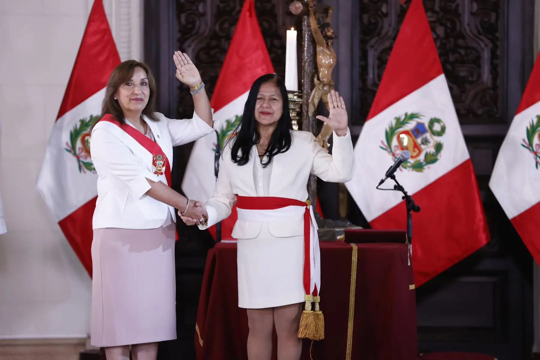 La presidenta de la República, Dina Boluarte, tomó juramento a Albina Ruiz Ríos a quien ratificó como ministra del Ambiente, en ceremonia realizada esta mañana en Palacio de Gobierno.

Foto: ANDINA/Presidencia Perú
