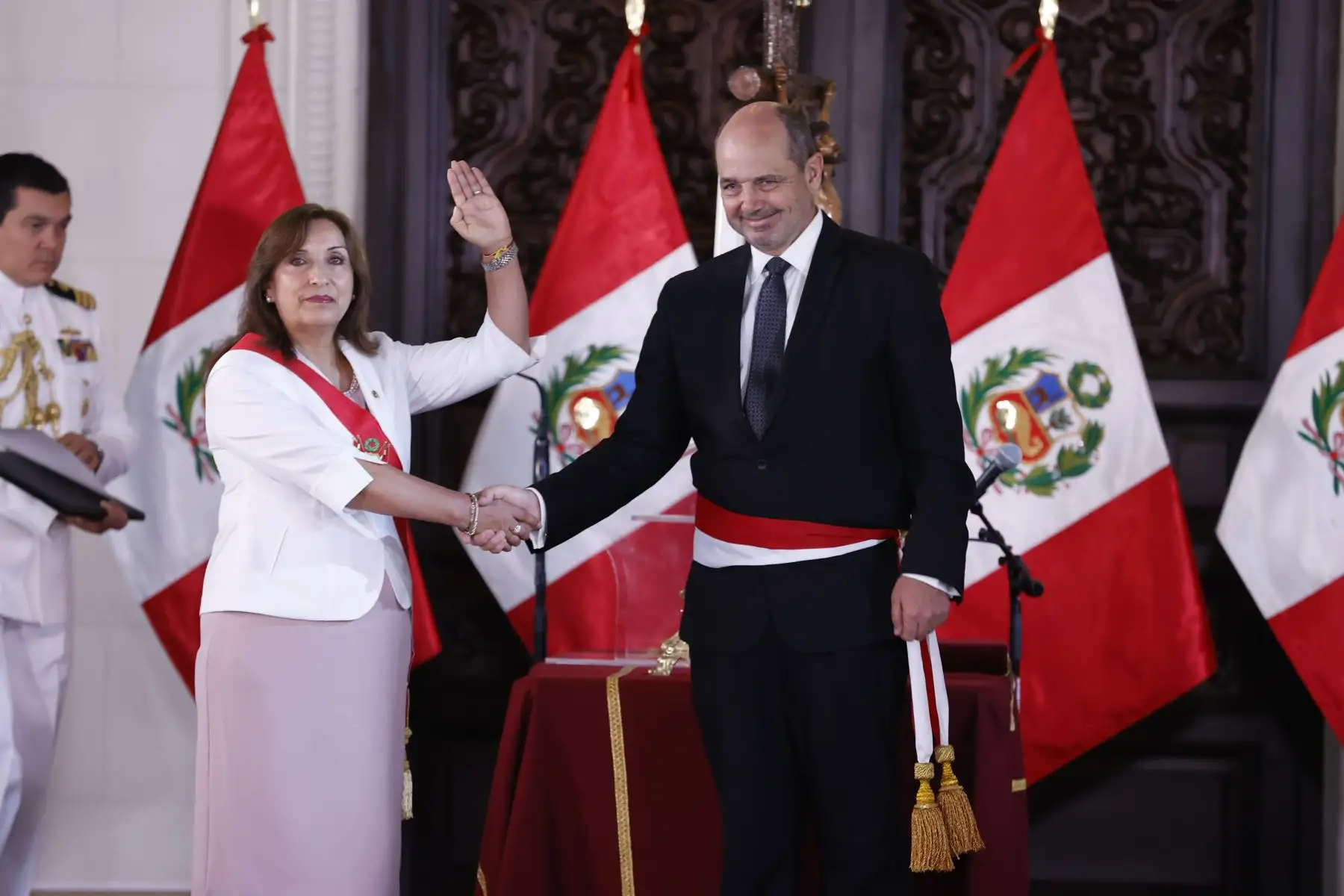 La presidenta de la República, Dina Boluarte, tomó juramento a Luis Fernando Helguero Gonzales a quien ratificó como ministro de Comercio Exterior y Turismo, en ceremonia realizada esta mañana en Palacio de Gobierno.

Foto: ANDINA/Presidencia Perú