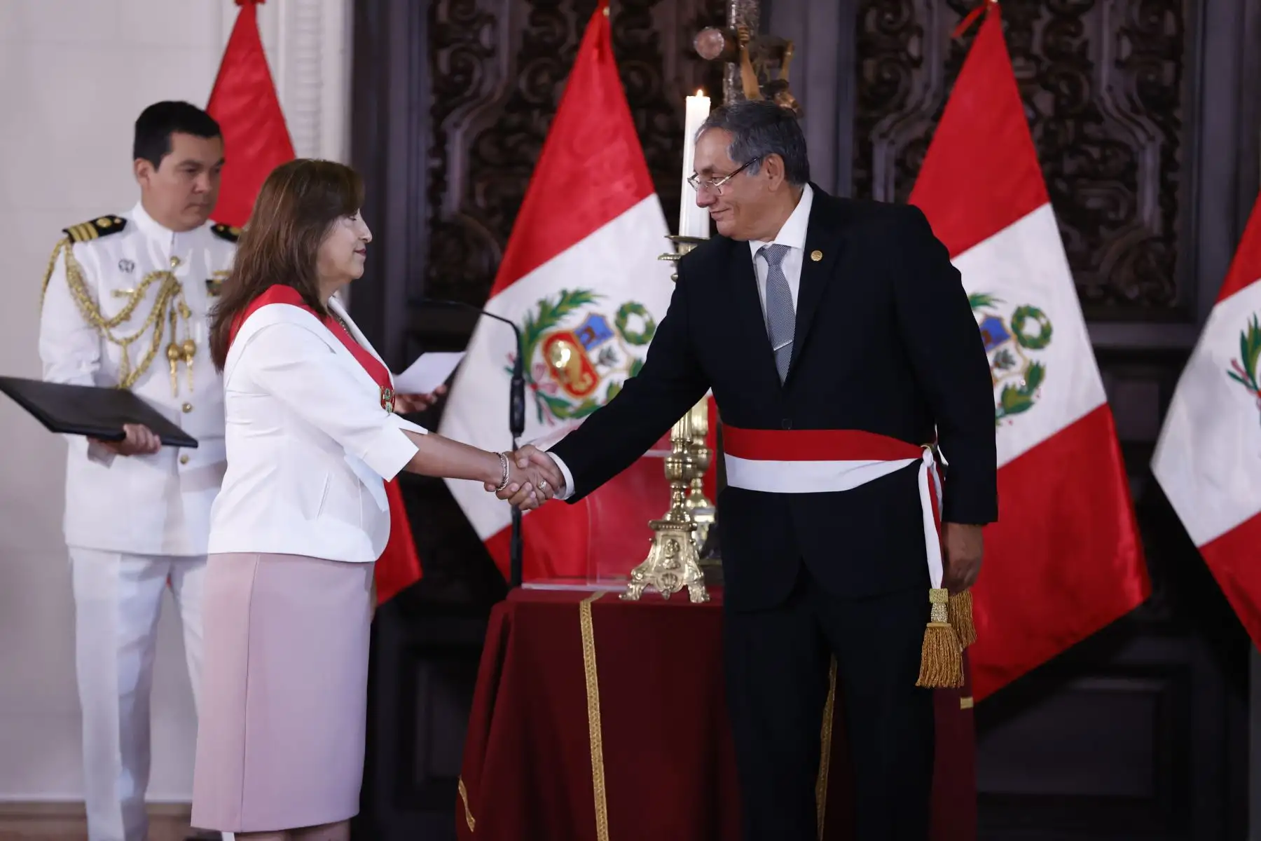 La presidenta de la República, Dina Boluarte, tomó juramento a Óscar Electo Vera Gargurevich a quien ratificó como ministro de Energía y Minas, en ceremonia realizada esta mañana en Palacio de Gobierno.

Foto: ANDINA/Presidencia Perú