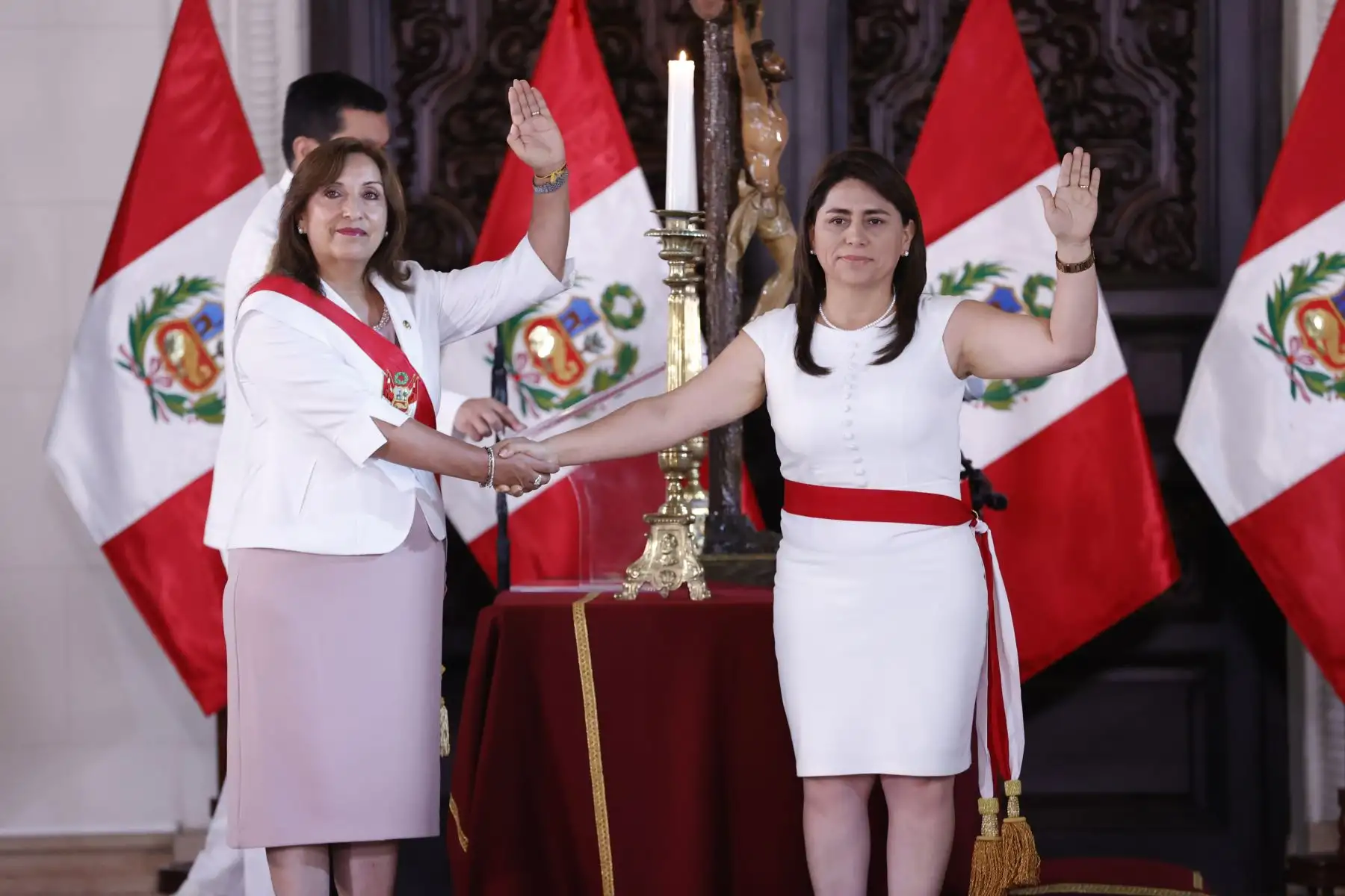 La presidenta de la República, Dina Boluarte, tomó juramento a Rosa Gutiérrez Palomino a quien ratificó como ministra de Salud, en ceremonia realizada esta mañana en Palacio de Gobierno.

Foto: ANDINA/Presidencia Perú